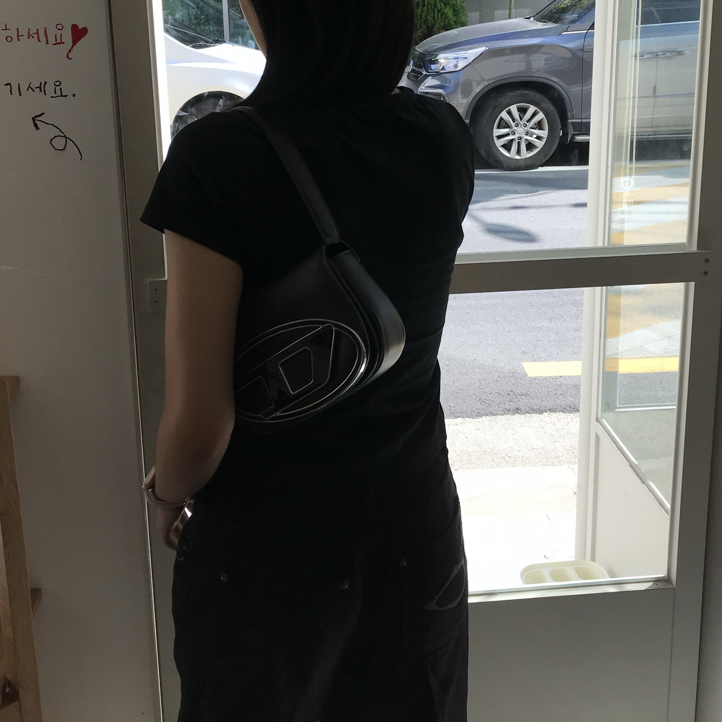 Diesel 1DR Shoulder Bag in Nappa Leather Black, (W) Mischief Bermuda Pants Black 착용 스타일