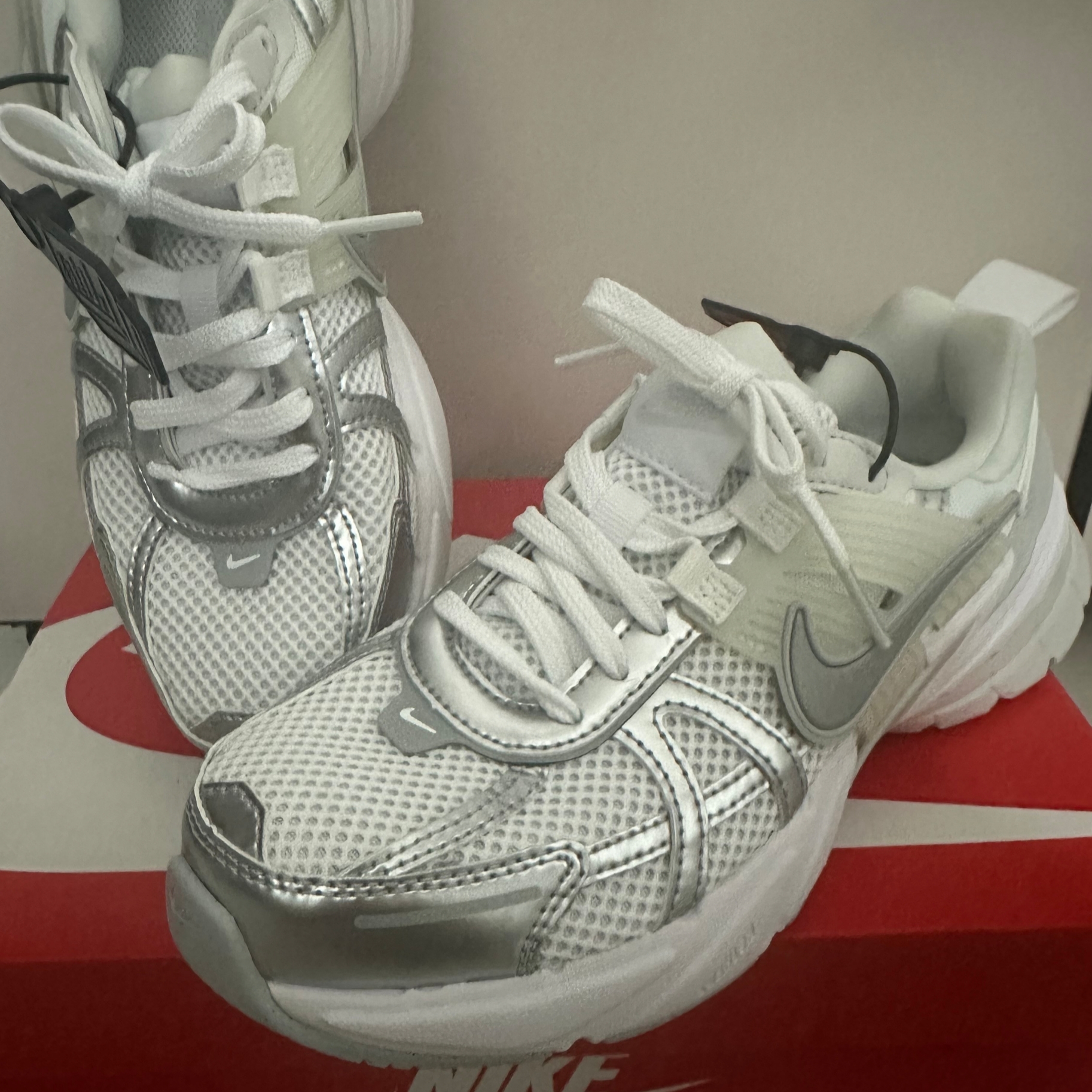 Nike V2K Run Metallic Silver White 착용 스타일
