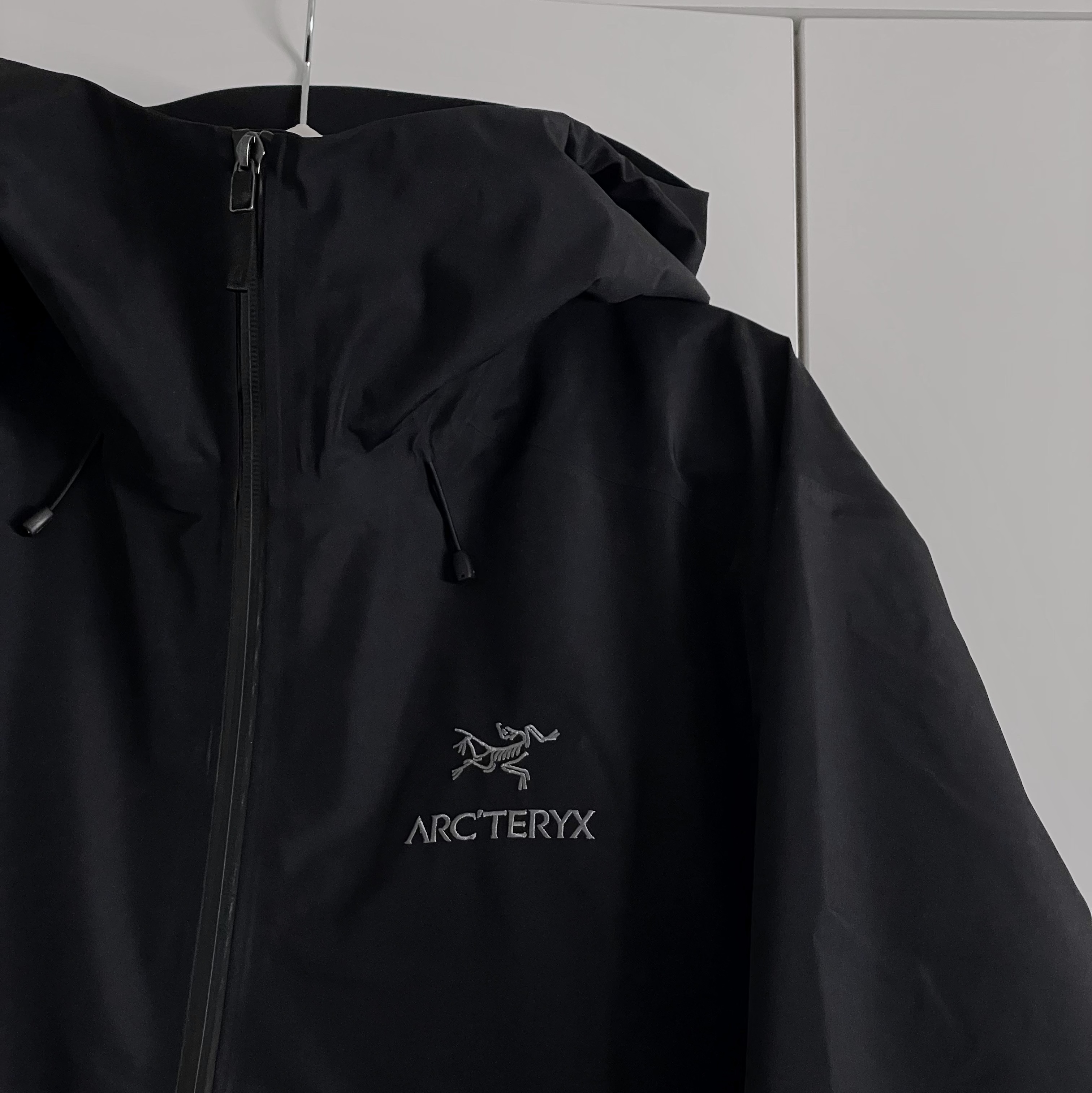 Arc'teryx Beta LT Jacket Black 착용 스타일