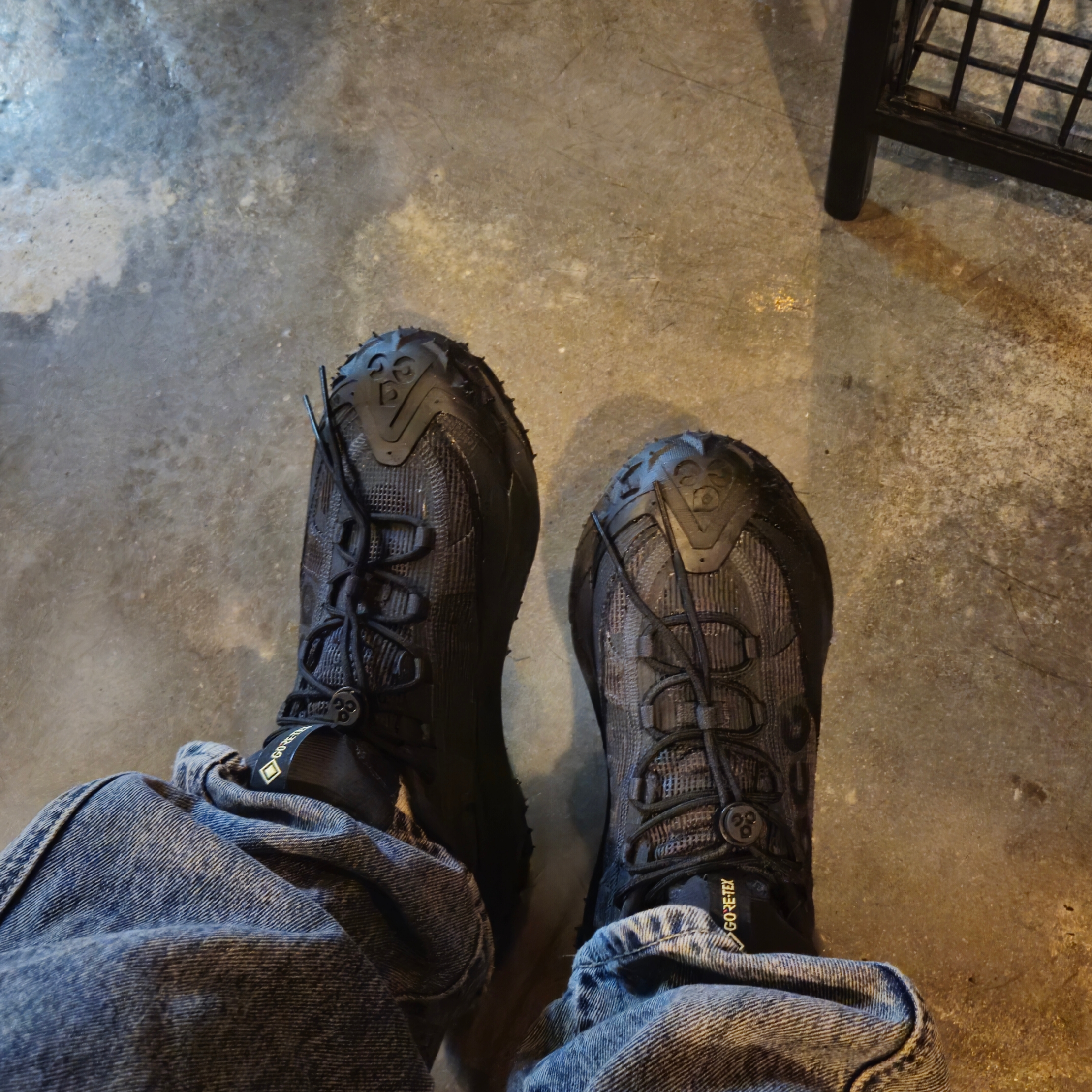 Nike ACG Mountain Fly 2 Low Gore-Tex Black and Dark Smoke Grey 착용 스타일