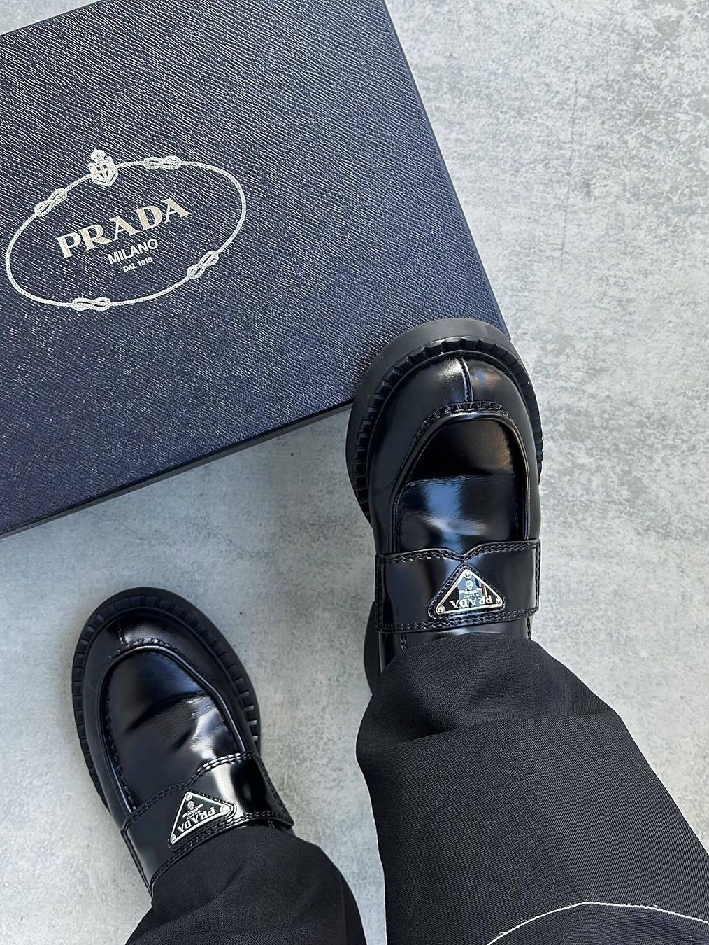 Prada Re-Nylon S/S Shirt Black, Prada Re-Nylon and Saffiano Leather Shoulder Bag Black 착용 스타일 - 5