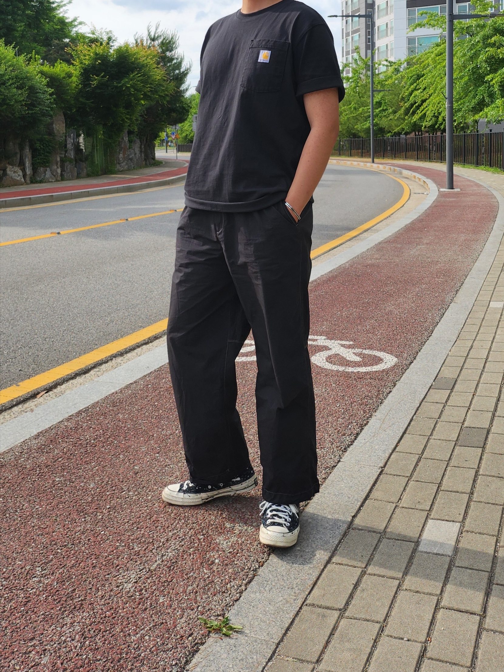 Carhartt Loose Fit Heavyweight Regular Short Sleeve Pocket T-Shirt Black, Converse Chuck 70 High Paint Splatter Black 착용 스타일 - 1