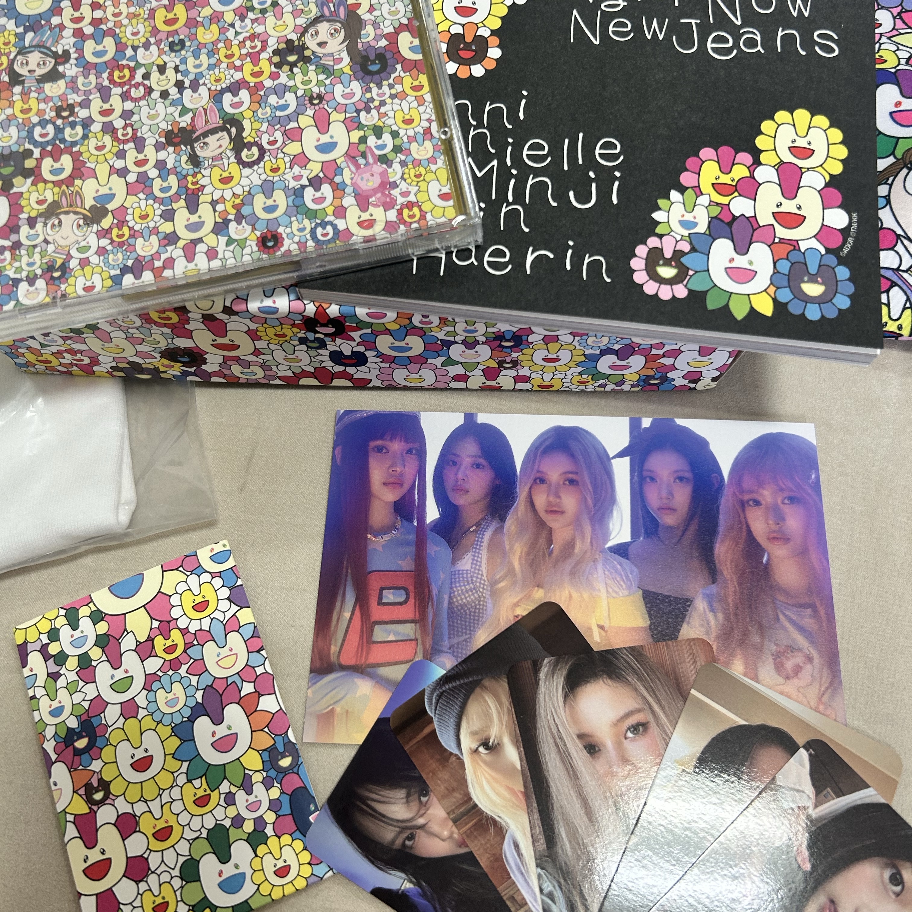 NewJeans Supernatural NJ x Murakami Drawstring Bag Ver. 착용 스타일