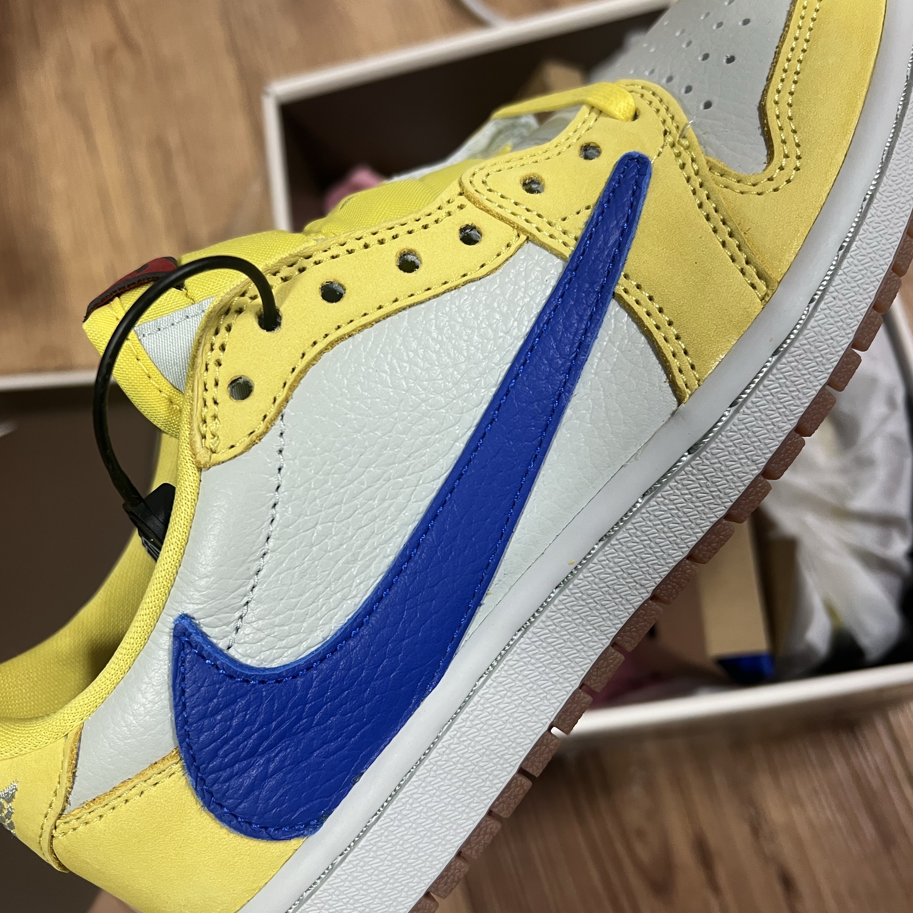 (W) Jordan 1 x Travis Scott Retro Low OG SP Canary 착용 스타일 - 3