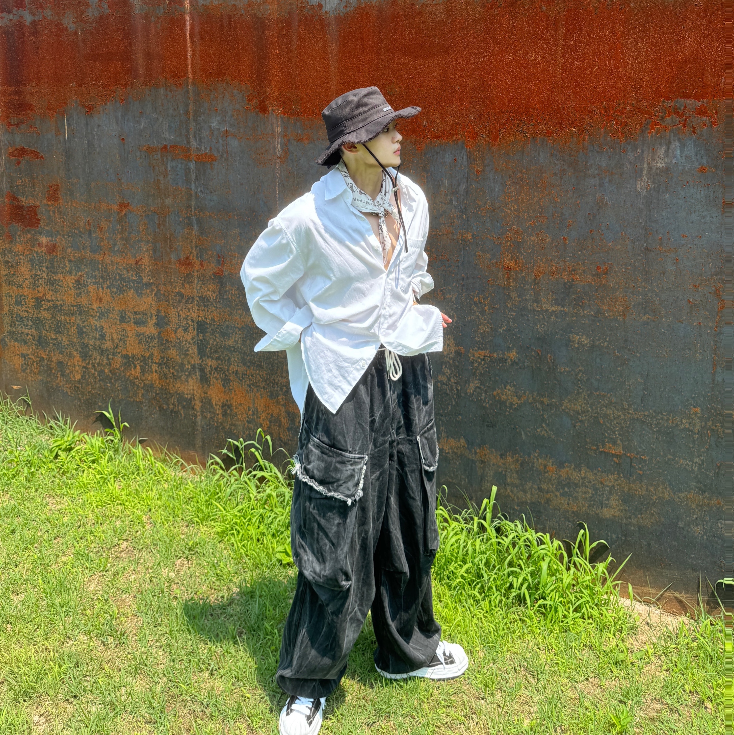 Jacquemus Le Bob Artichaut Bucket Hat Black, Maison Mihara Yasuhiro Blakey OG Sole Canvas Low-top Sneakers Black White 착용 스타일 - 1