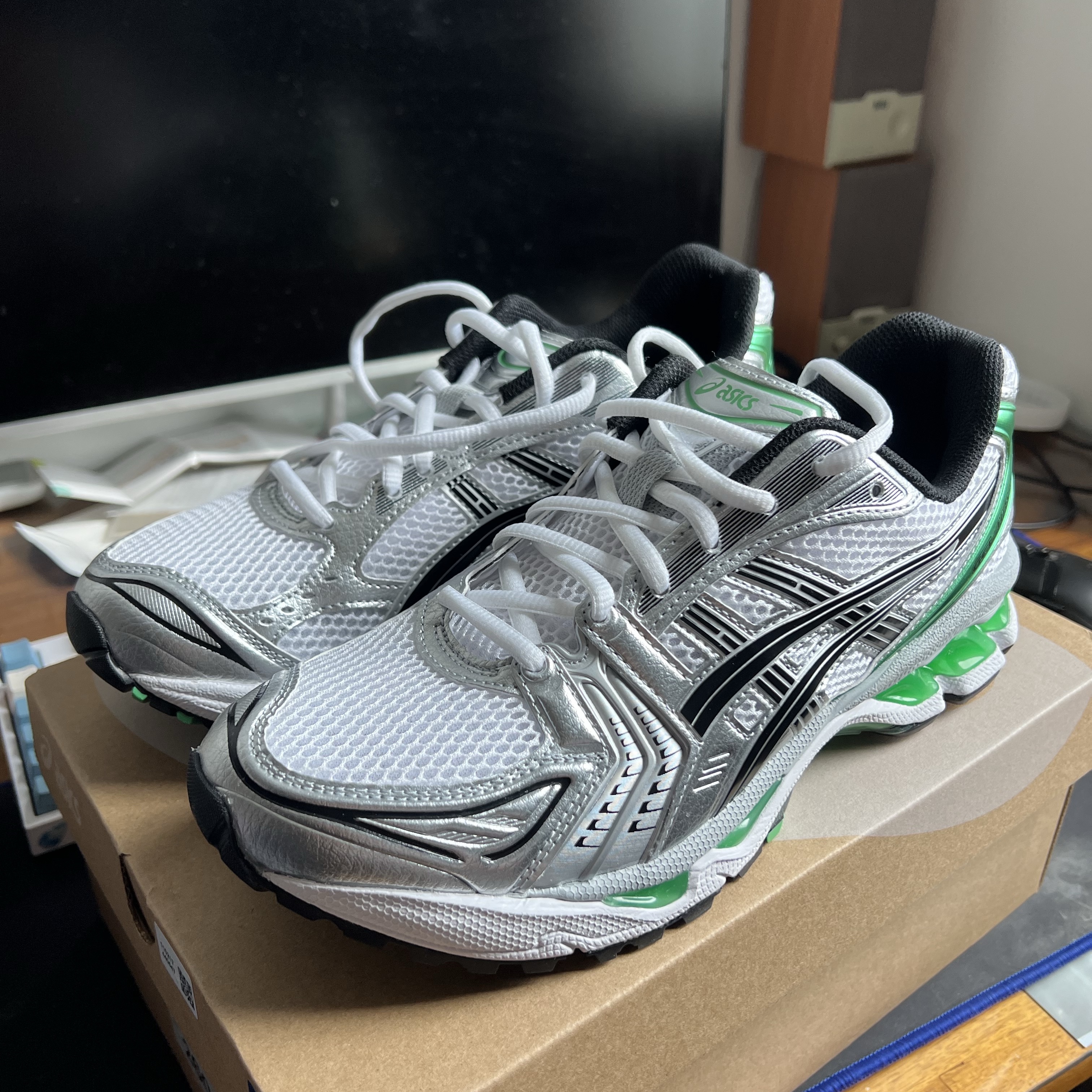 Asics Gel-Kayano 14 White Malachite Green 착용 스타일 - 1
