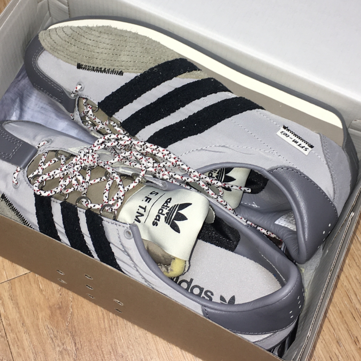 Adidas x Song for the Mute Country OG Grey Two Core Black 착용 스타일
