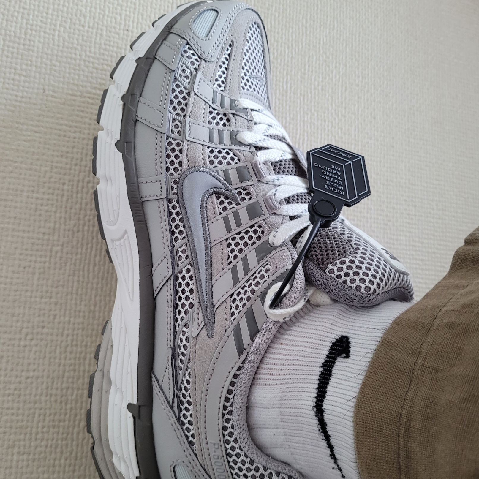 Nike P-6000 PRM Light Iron Ore 착용 스타일 - 5