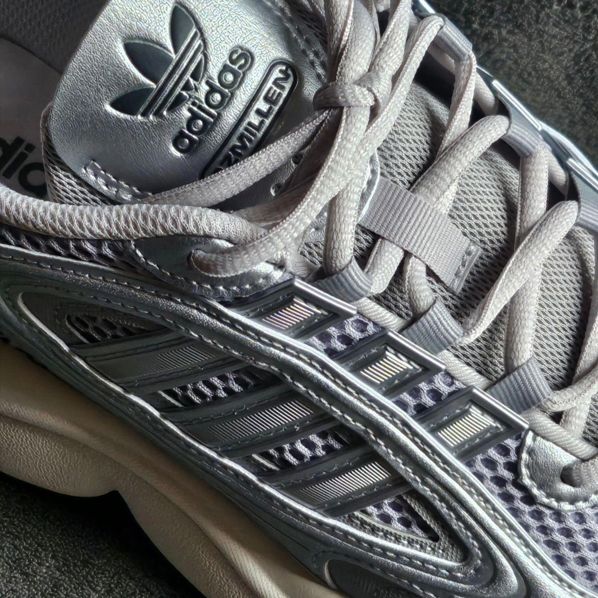 Adidas Ozmillen Core Black Grey Two 착용 스타일 - 2