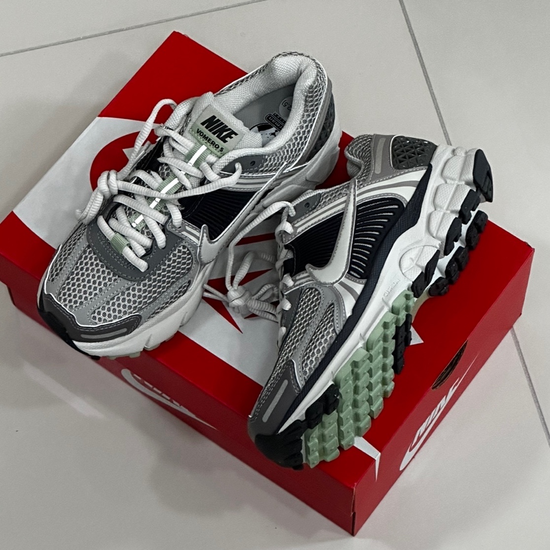 (W) Nike Zoom Vomero 5 Cobblestone and Flat Pewter 착용 스타일