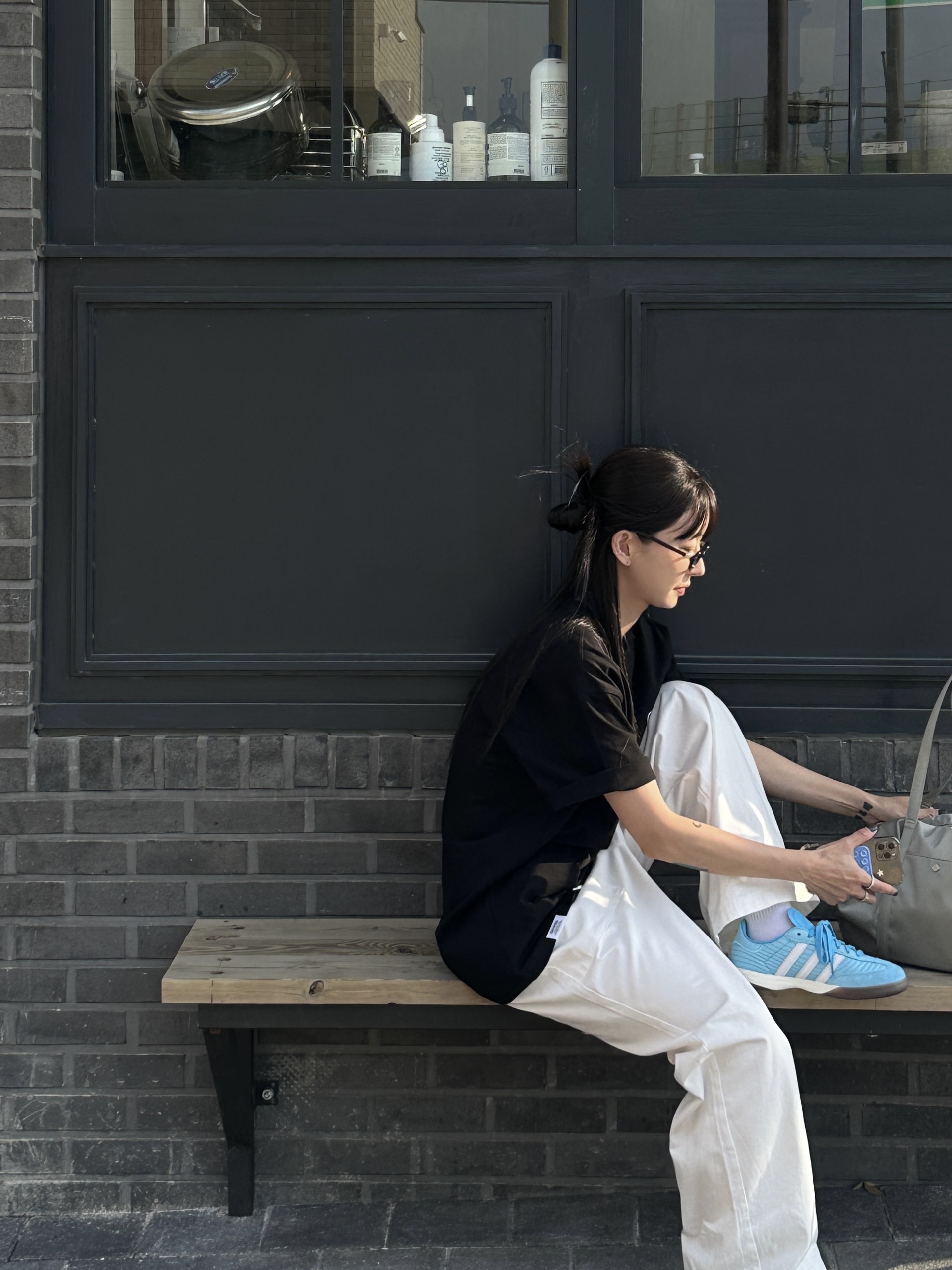 Adidas x NTS Radio Samba Millennium Cloud White Gum, [예약배송] Heeari Aurora Shirring Bag Black 착용 스타일 - 5