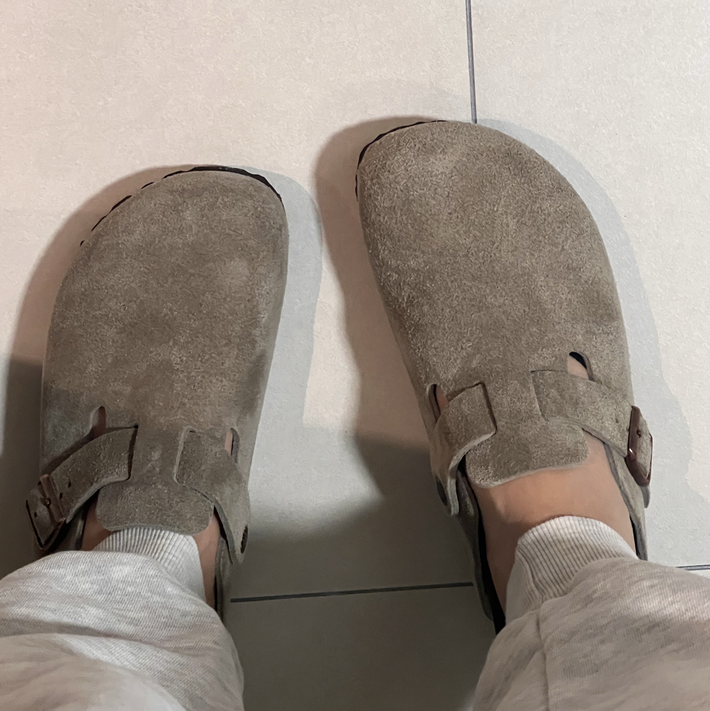 Birkenstock Boston Soft Footbed Taupe - Narrow 착용 스타일