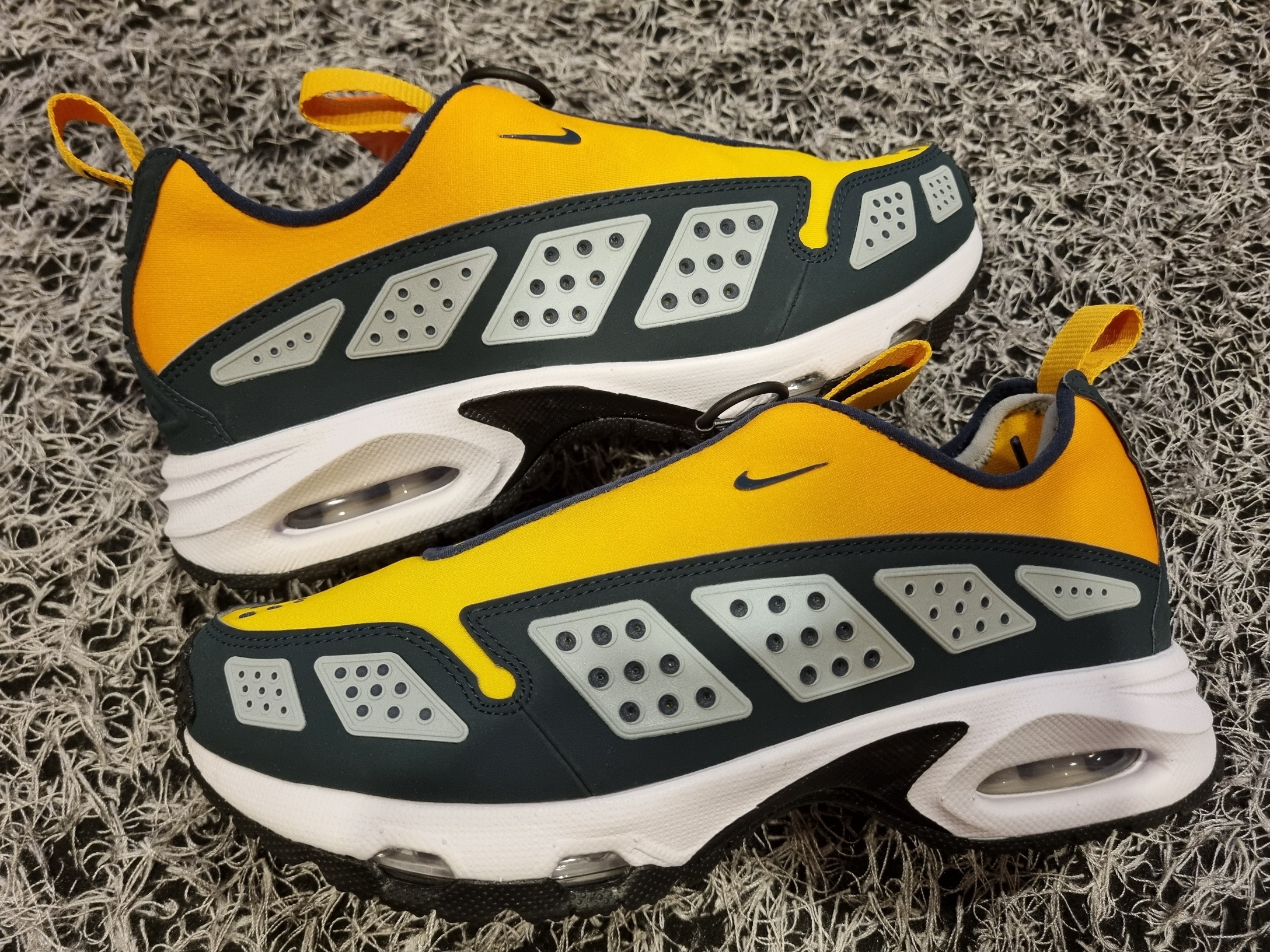 (W) Nike Air Max SNDR Canyon Gold and Deep Ocean 착용 스타일 - 2
