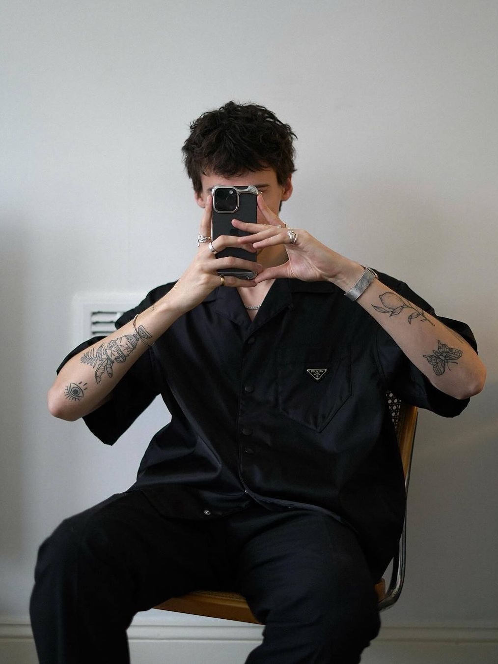 Prada Re-Nylon S/S Shirt Black, Prada Re-Nylon and Saffiano Leather Shoulder Bag Black 착용 스타일 - 2