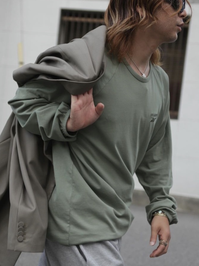Hed Mayner x Reebok T-shirt Army Green - 24FW, Hed Mayner x Reebok Sweat Jogger Grey Melange - 24FW 착용 스타일 - 1