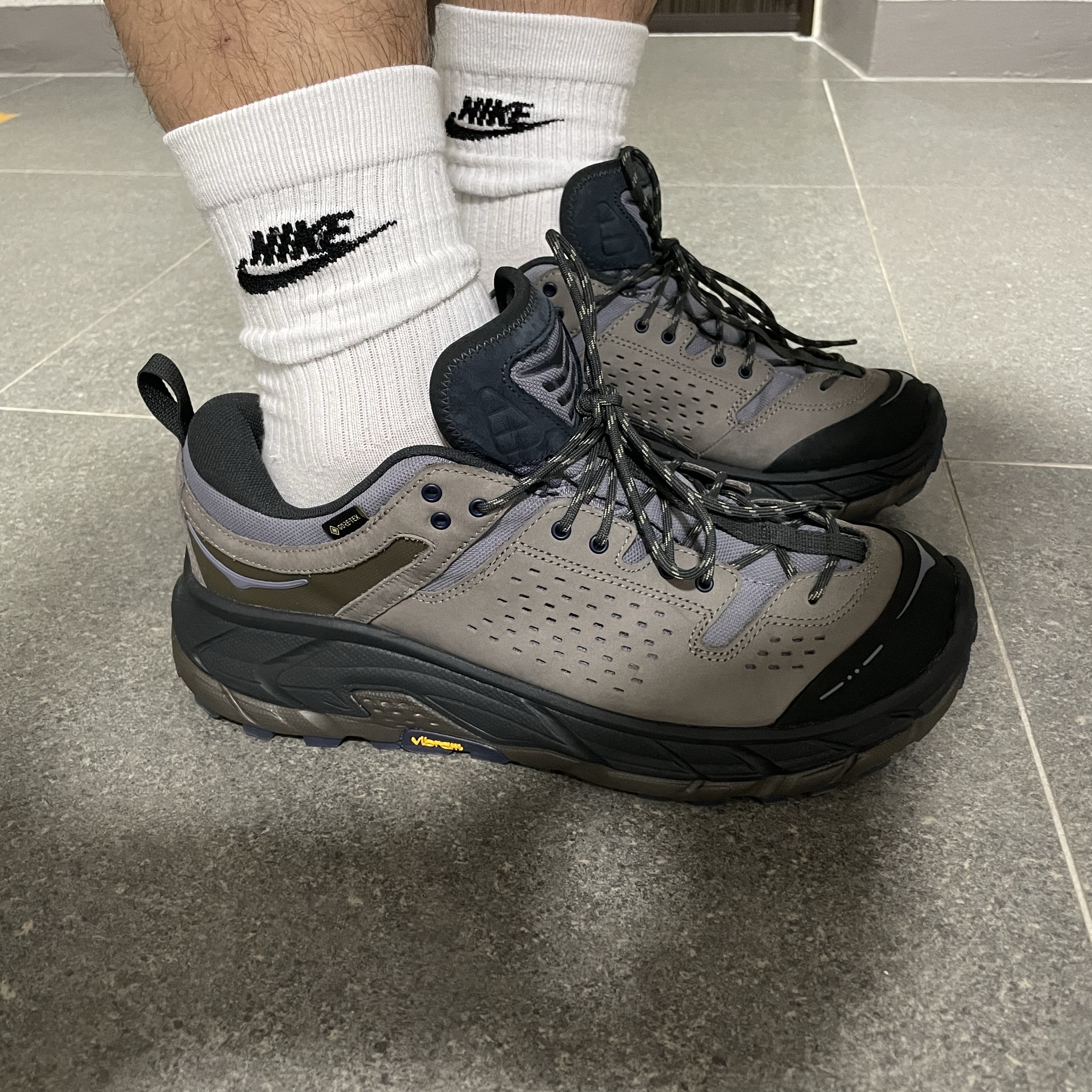 Hoka x J.L-A.L Tor Ultra Low Desert Taupe Rock Ridge 착용 스타일 - 1