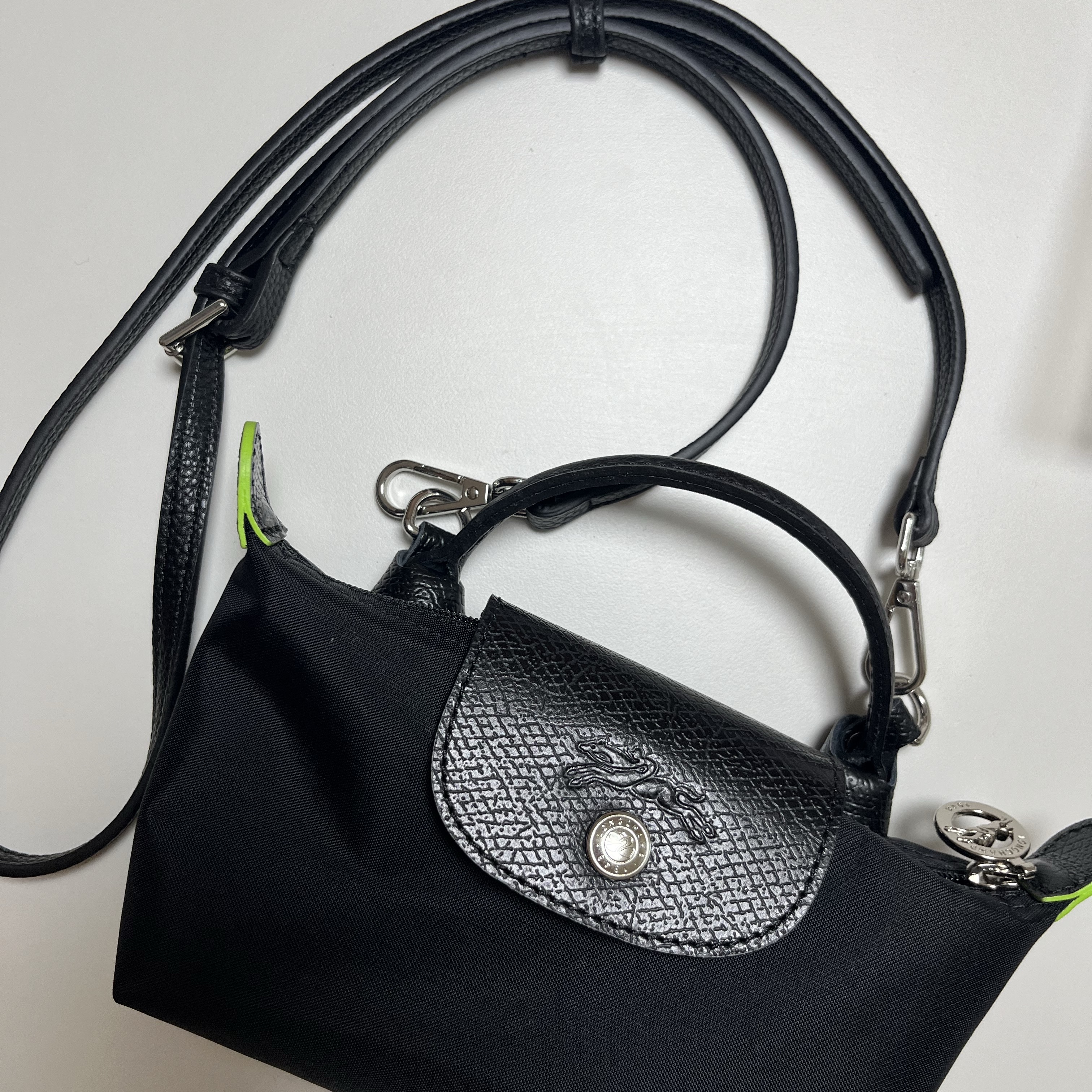 Longchamp Le Pliage Green Handle Pouch Black 착용 스타일