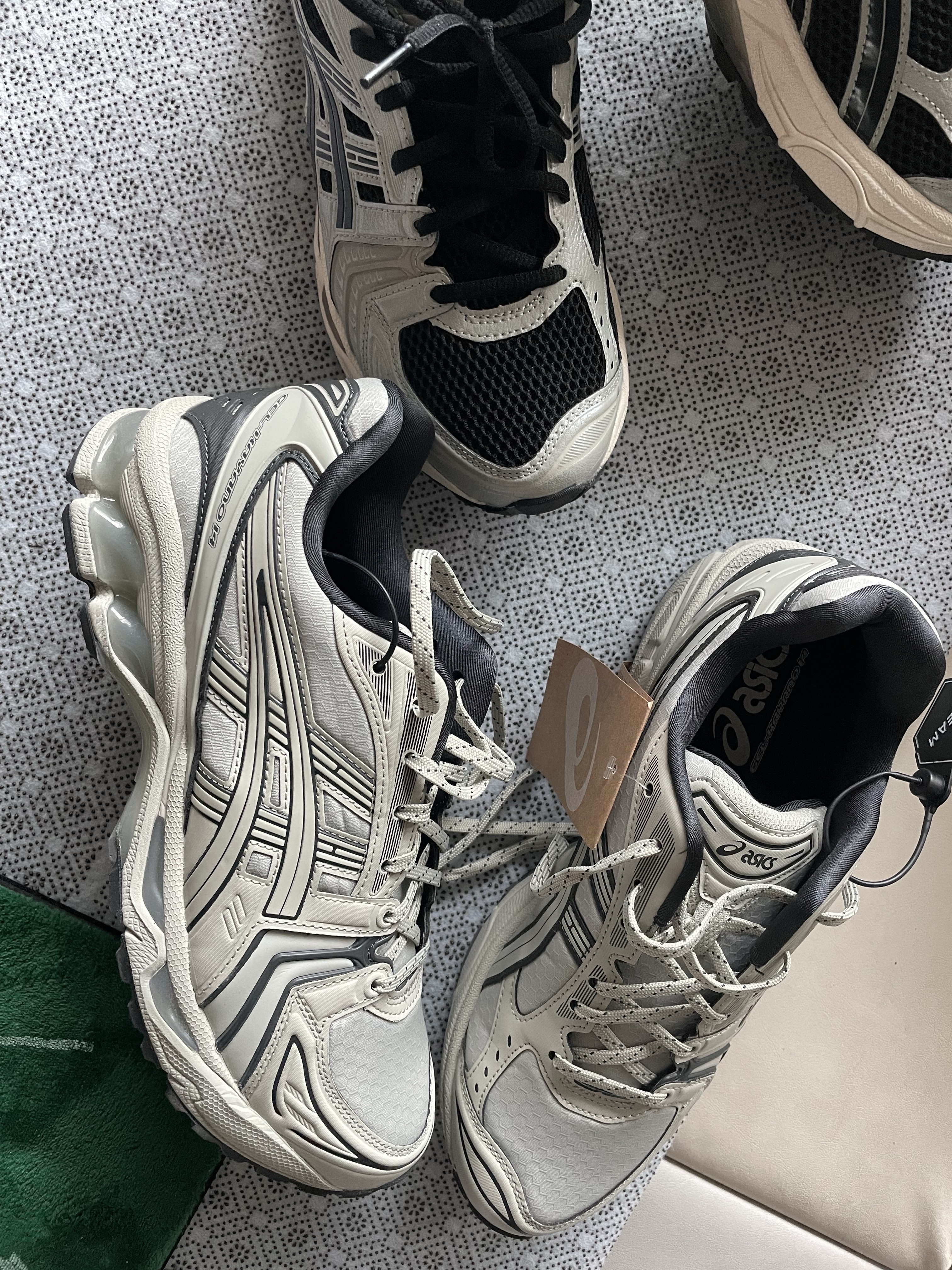 Asics Gel-Kayano 14 Earthenware Pack White Sage Graphite Grey, Asics Gel-Kayano 14 Black Seal Grey 착용 스타일