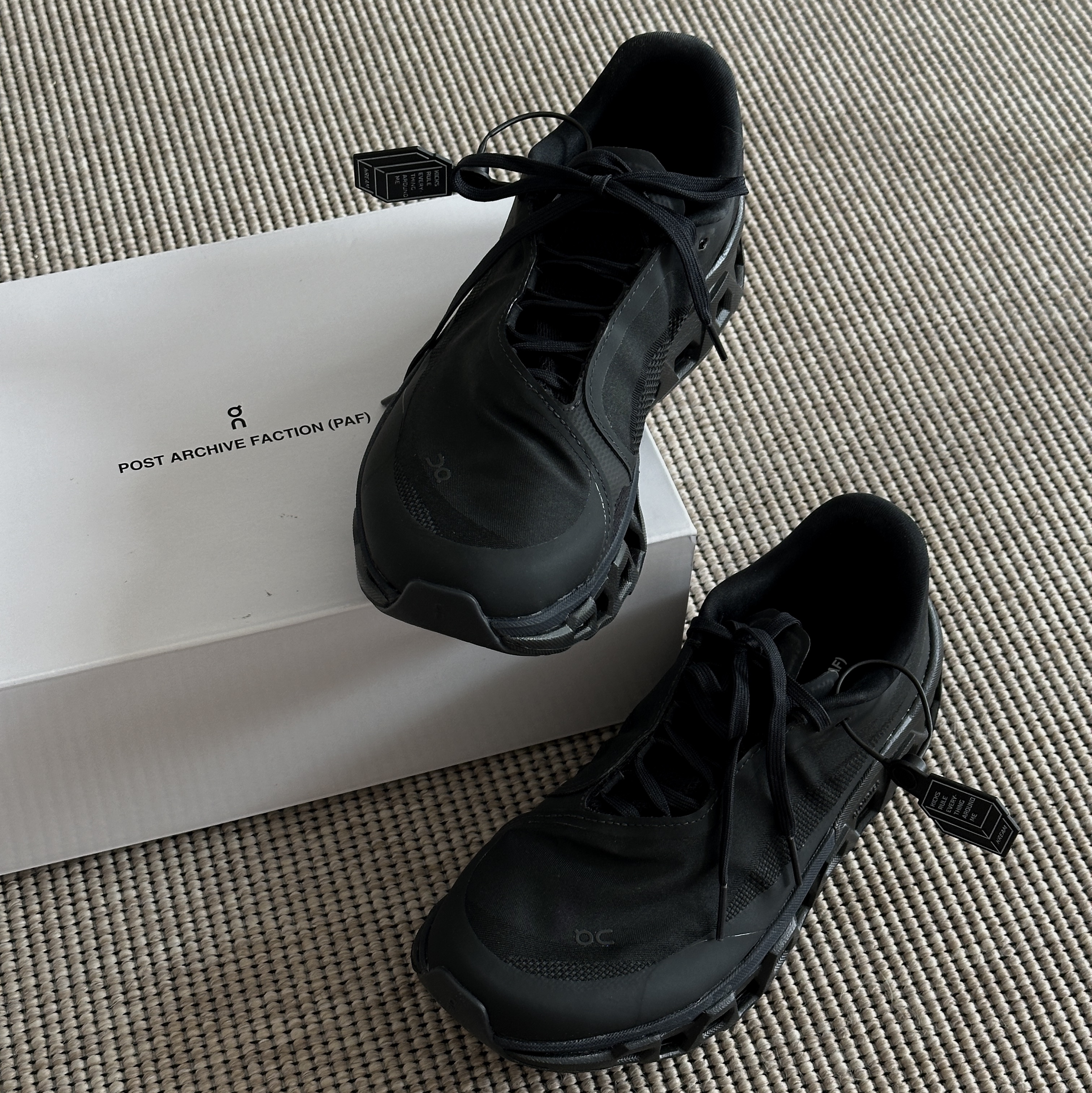 (W) On Running x Post Archive Faction (Paf) Cloudmonster 2 Black Magnet 착용 스타일 - 1