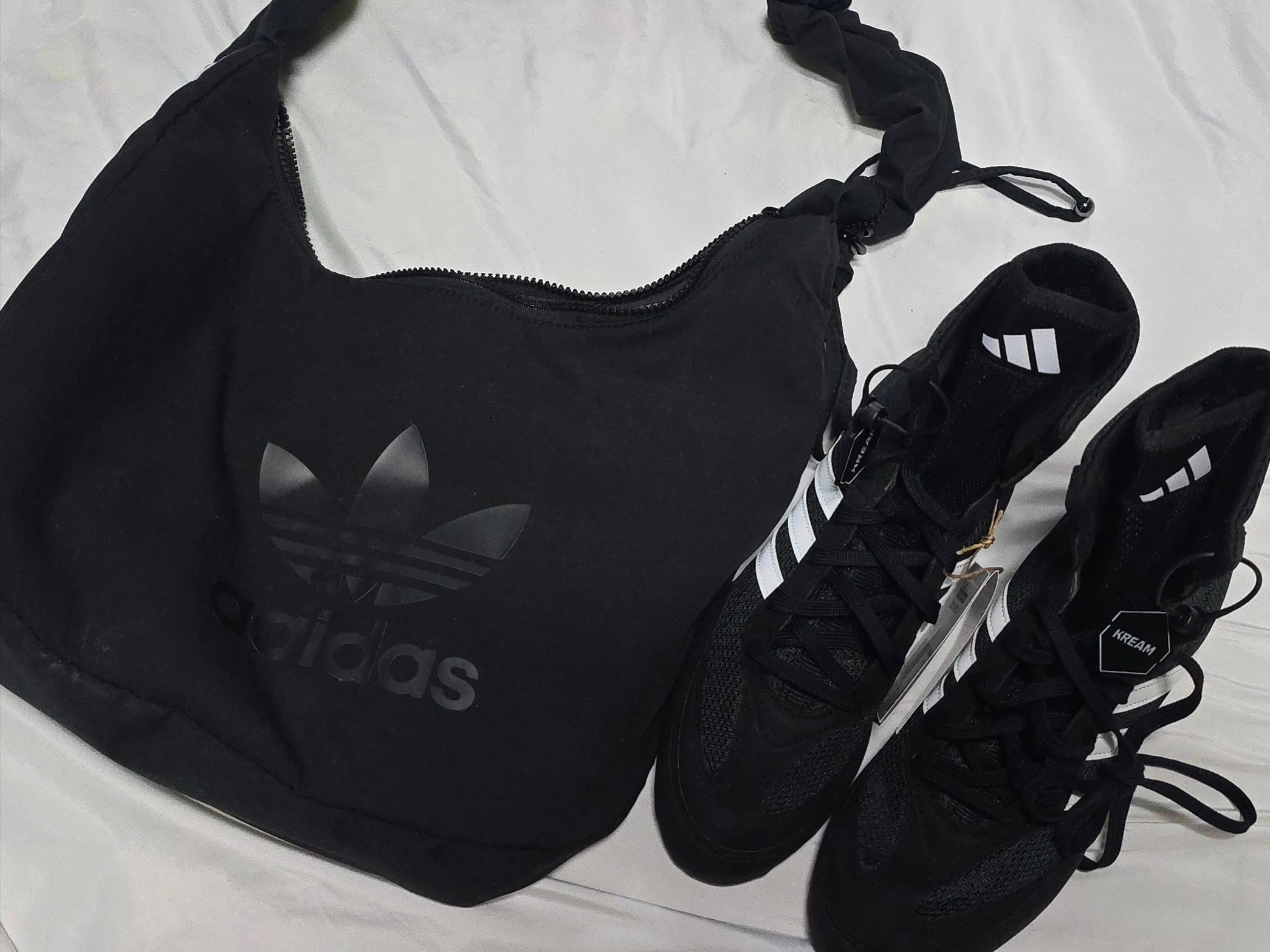 Adidas Box Hog 2.0 Boots Core Black Cloud White, Adidas Originals Cloud Shoulder Bag XLarge Black 착용 스타일