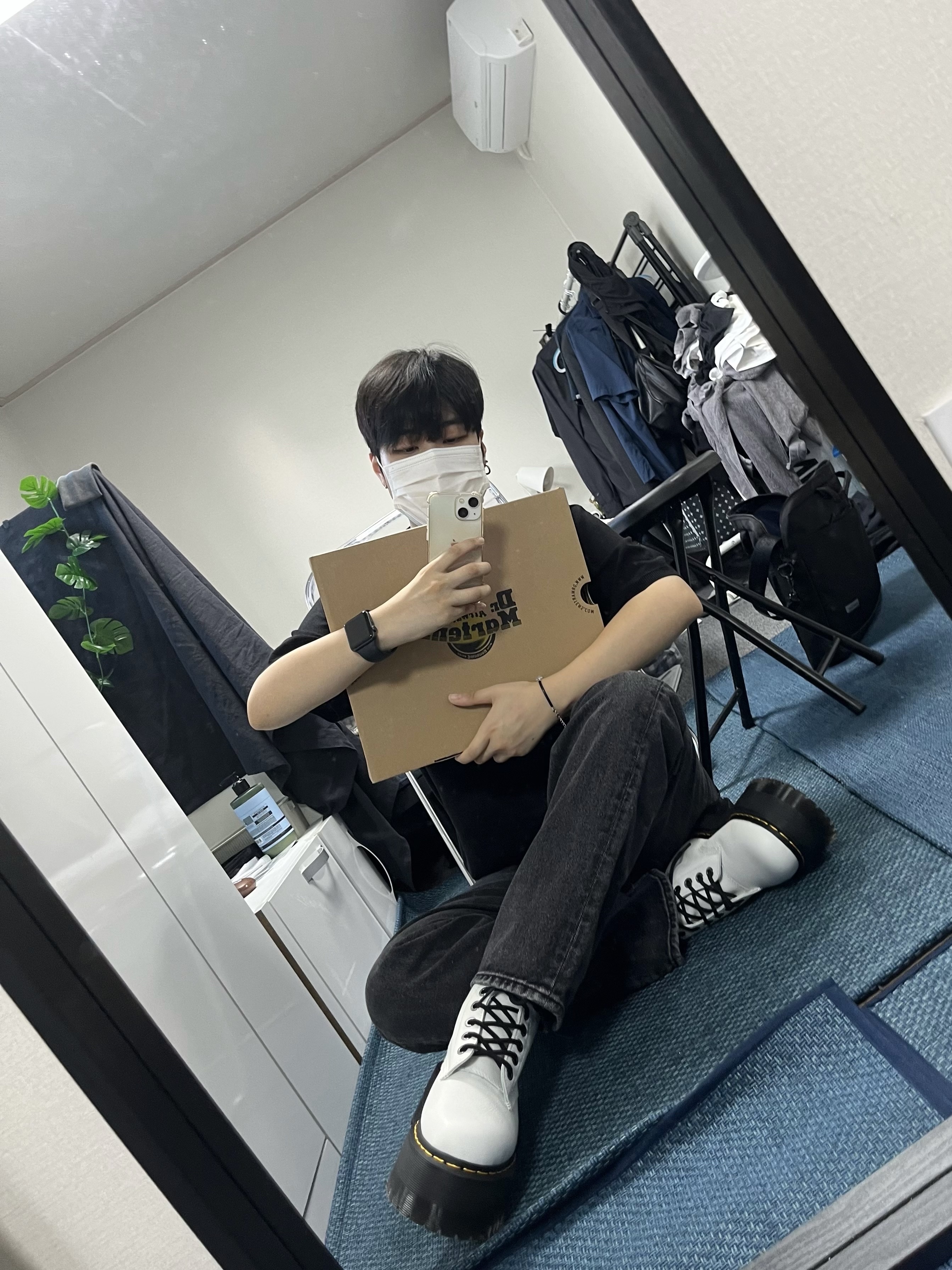 Dr. Martens Jadon Boots White 착용 스타일 - 2