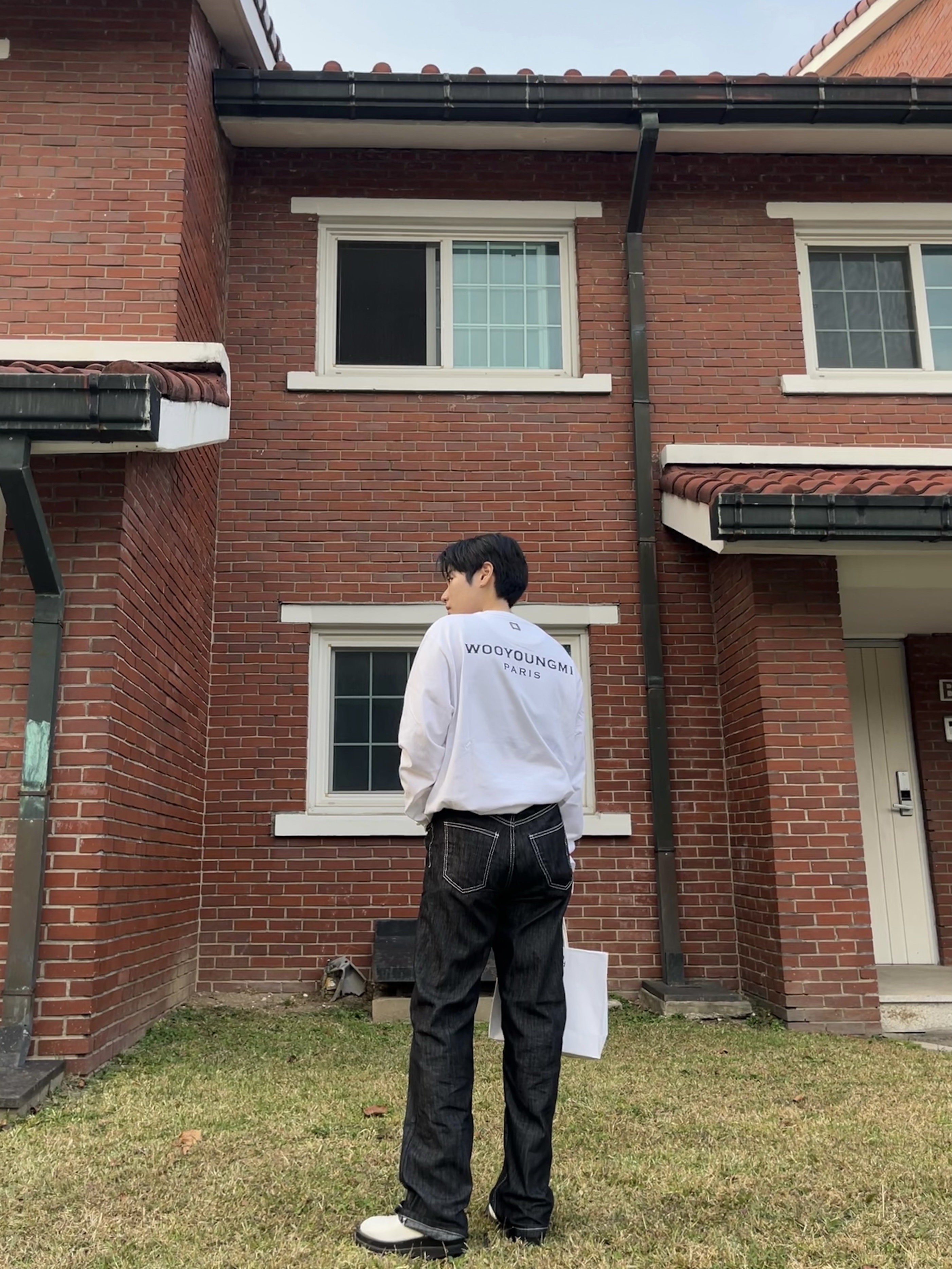 Wooyoungmi Cotton Back Logo Long Sleeve T-Shirt White - 23FW 착용 스타일 - 1