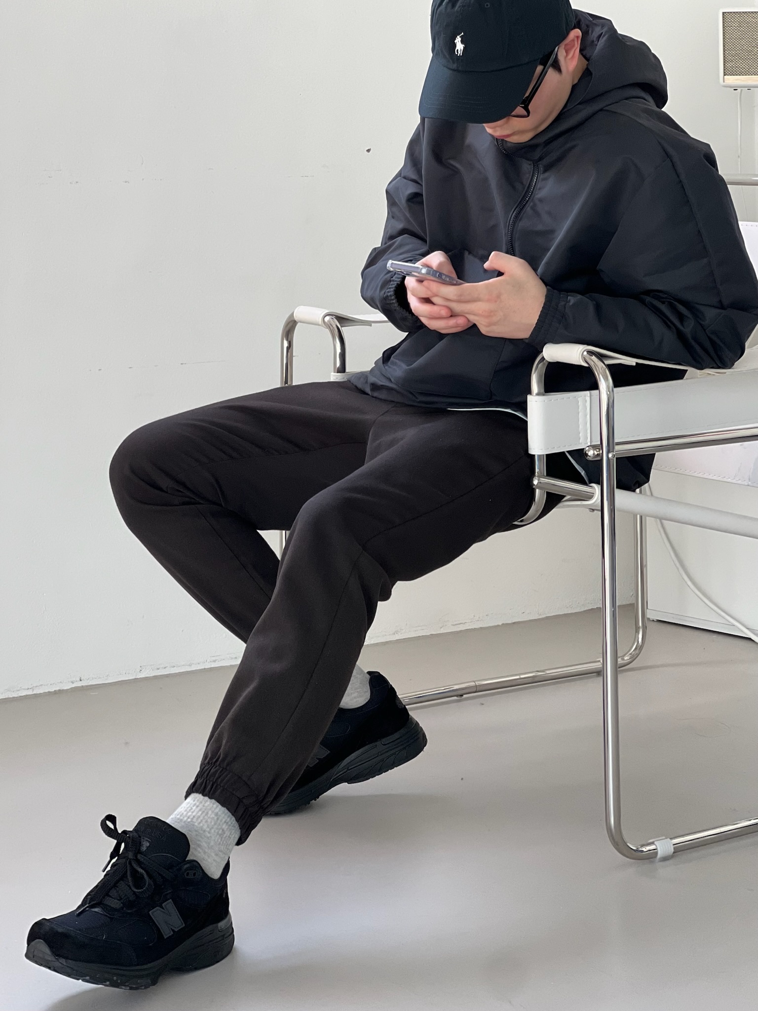 New Balance 993 Made in USA Triple Black - D Standard 착용 스타일 - 5
