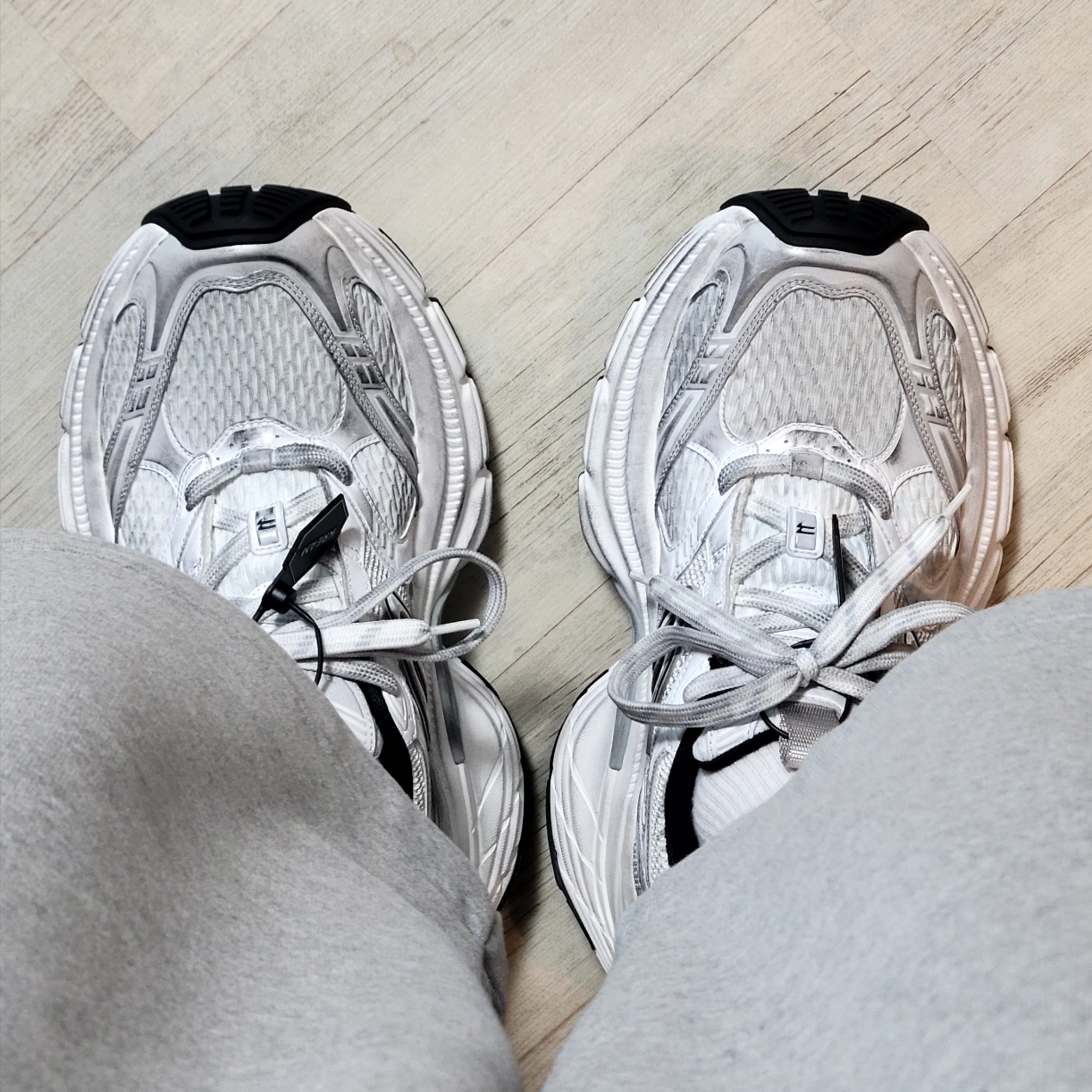 Balenciaga 10XL Sneakers White Grey Silver Black, (W) Balenciaga 10XL Sneakers White Grey Silver Black 착용 스타일 - 5