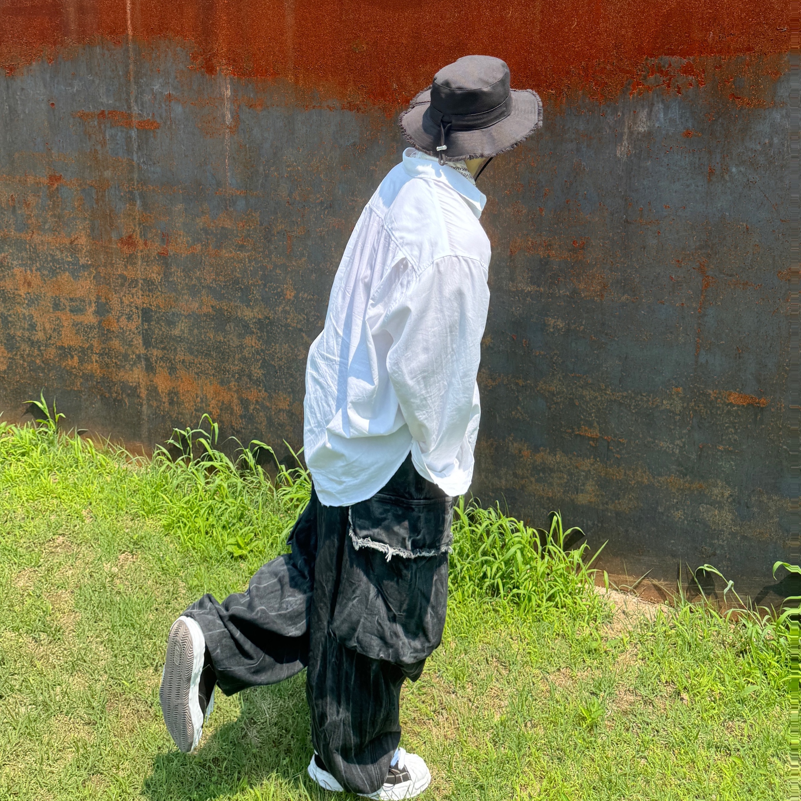 Jacquemus Le Bob Artichaut Bucket Hat Black, Maison Mihara Yasuhiro Blakey OG Sole Canvas Low-top Sneakers Black White 착용 스타일 - 3