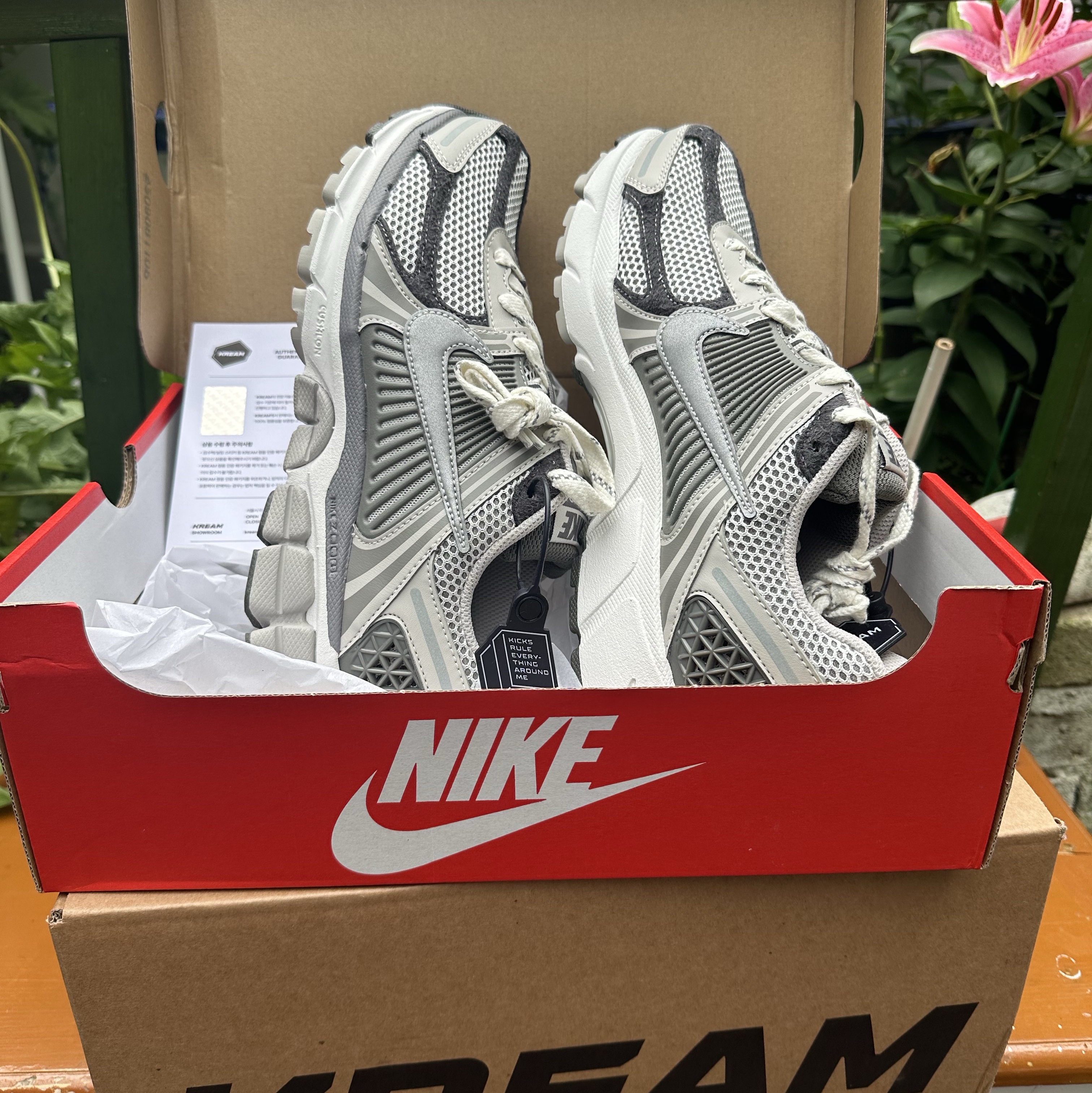 Nike Zoom Vomero 5 PRM Light Iron Ore and Flat Fewter 착용 스타일