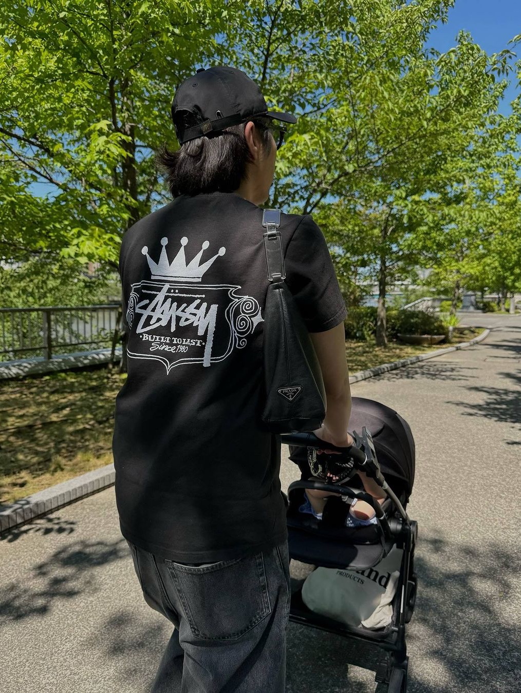 Prada Re-Nylon S/S Shirt Black, Prada Re-Nylon and Saffiano Leather Shoulder Bag Black 착용 스타일 - 3