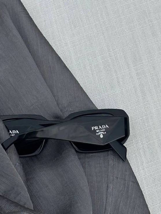 Prada Re-Nylon S/S Shirt Black, Prada Re-Nylon and Saffiano Leather Shoulder Bag Black 착용 스타일 - 4