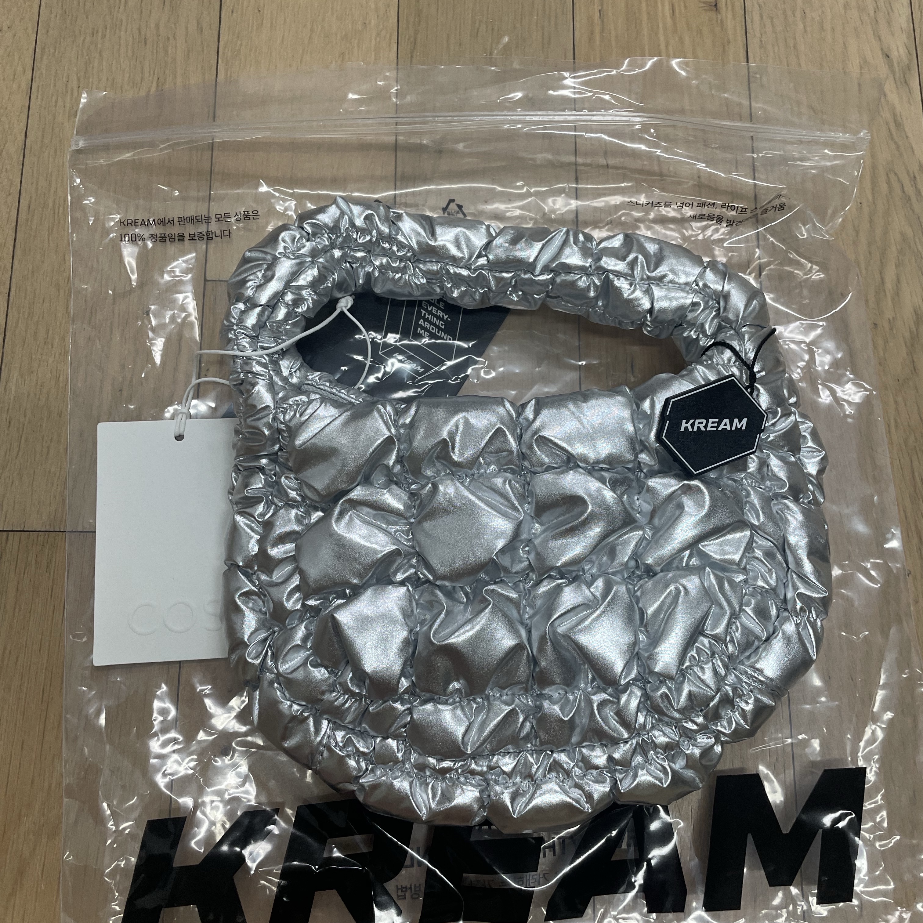 COS Quilted Micro Bag Silver 착용 스타일