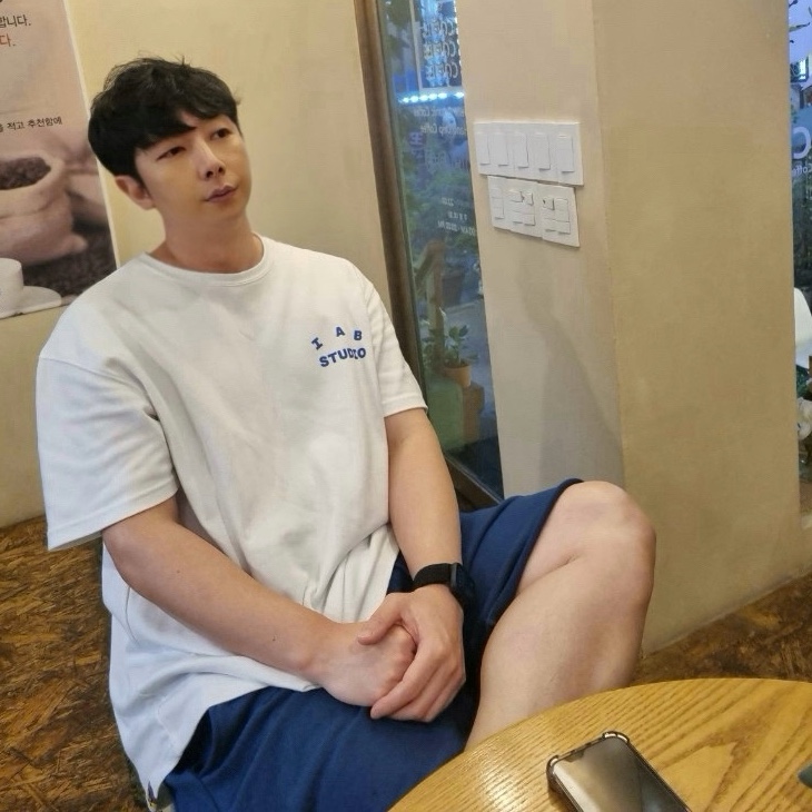 IAB Studio 10th Anniversary T-Shirt White, IAB Studio Heavy Sweatshorts Navy - 23FW 착용 스타일