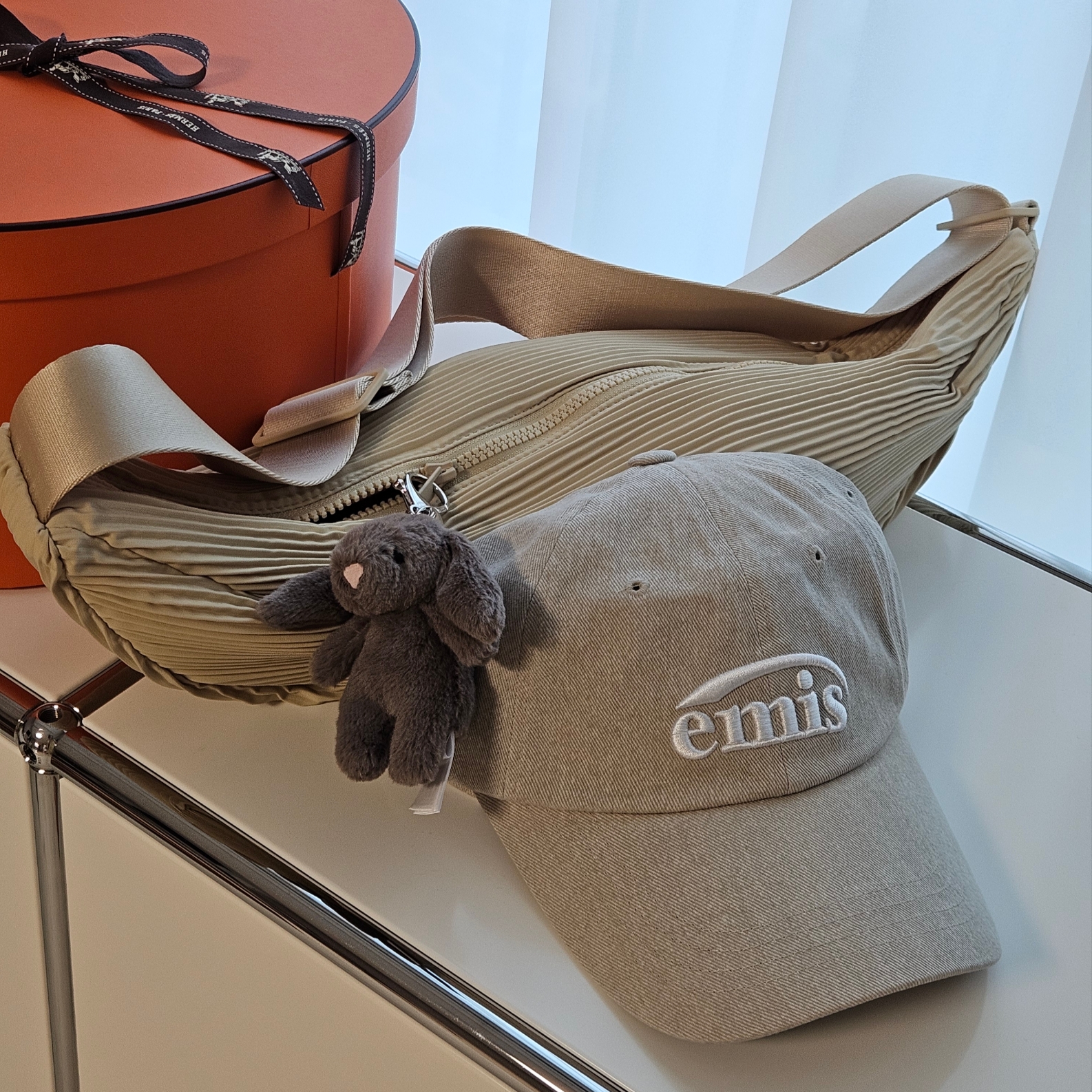 Emis New Logo Pigment Ball Cap Beige, Jellycat Bashful Bunny Truffle Bag Charm Brown 착용 스타일