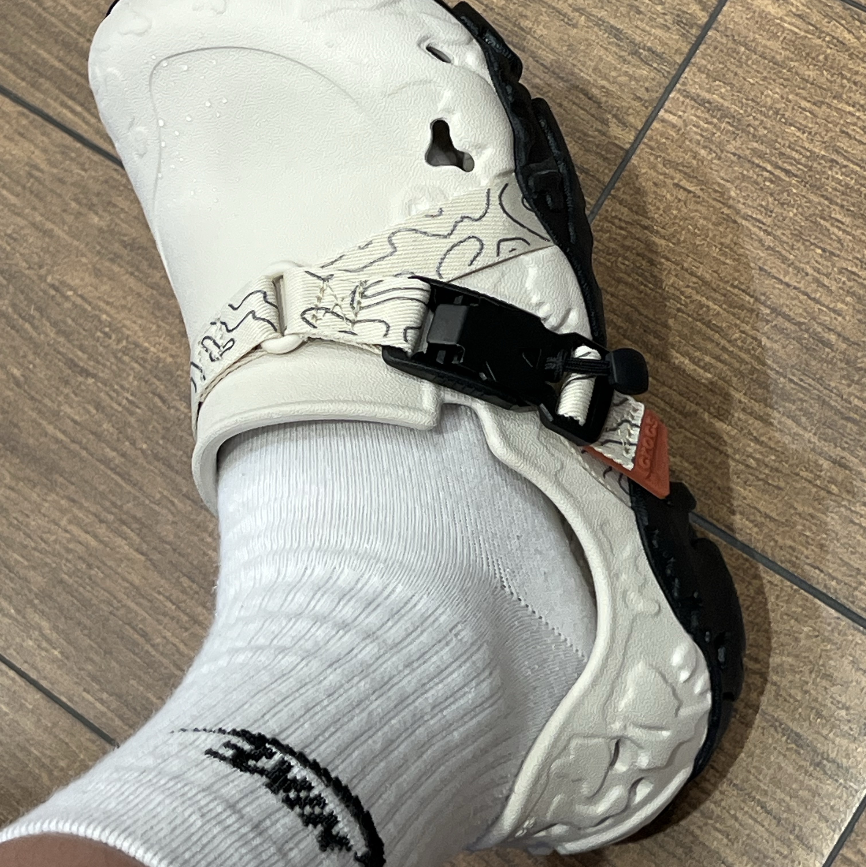 Crocs All Terrain Atlas Stucco Black 착용 스타일