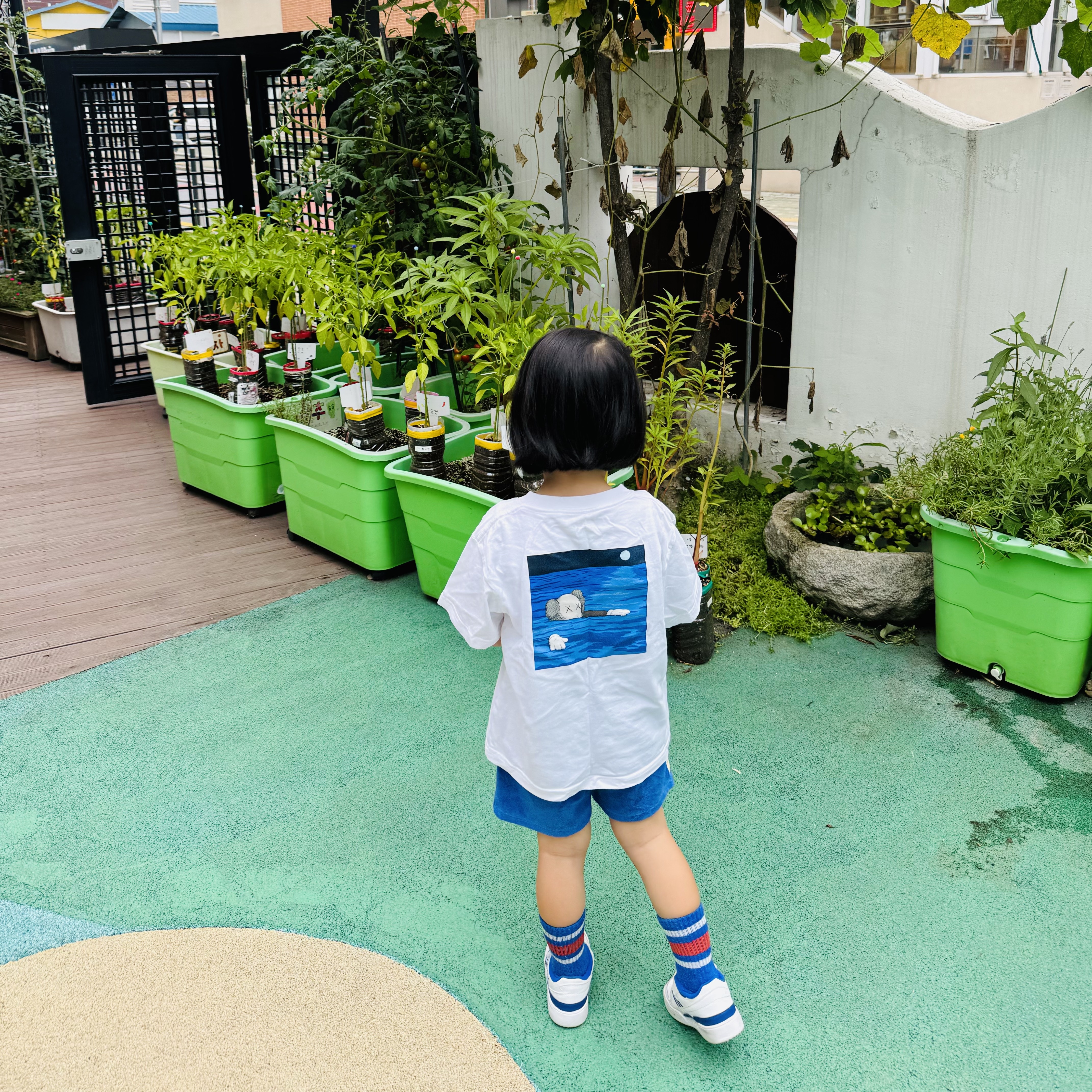 (Kids) Uniqlo UT x Kaws Short Sleeve Graphic T-Shirt White, Adidas Forum Low White Royal Blue 착용 스타일 - 4