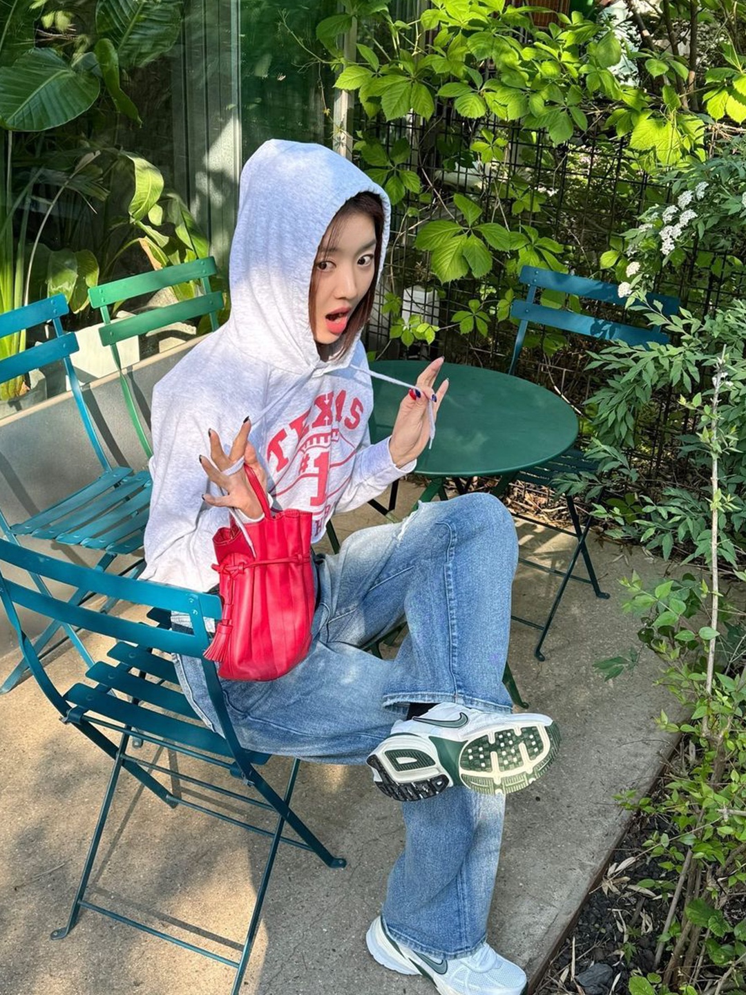 Nike V2K Run Pure Platinum Wolf Grey, Nike V2K Run Metallic Silver White 착용 스타일 - 2