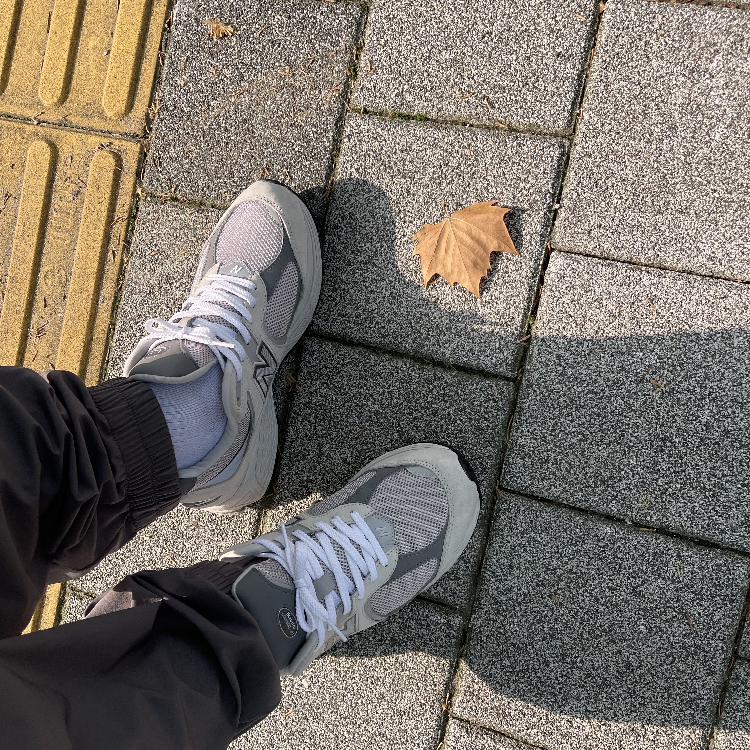 New Balance 2002R T2 Gray 착용 스타일
