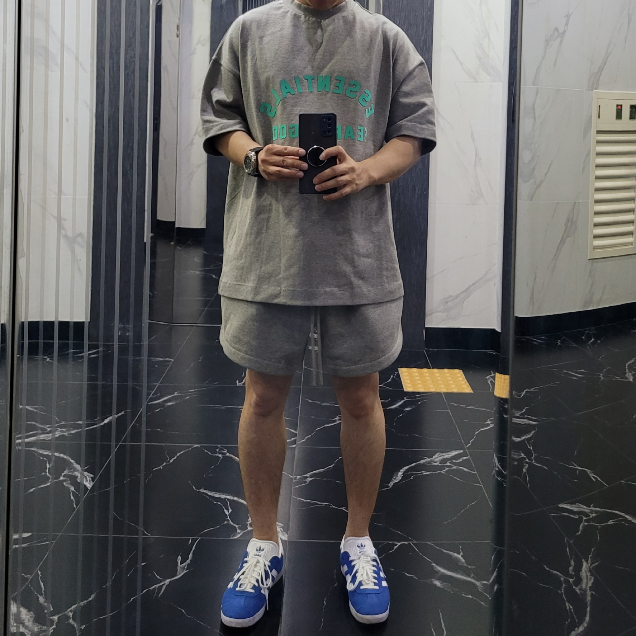 Essentials Heavy Jersey Crewneck T-Shirt Dark Heather Oatmeal - 24SS, Essentials Fleece Running Shorts Dark Heather Oatmeal - 24SS 착용 스타일