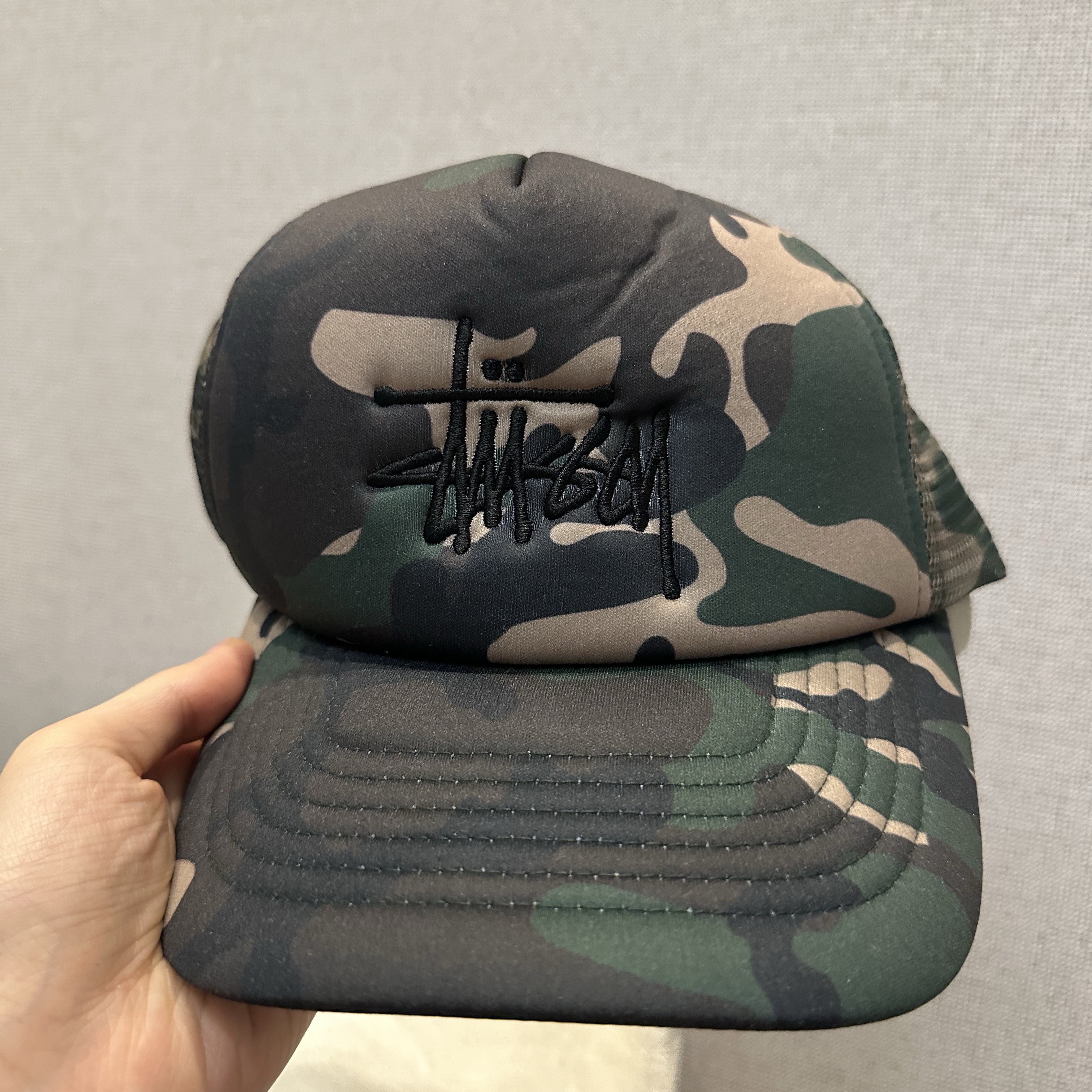 Stussy Basic Trucker Cap Camo 착용 스타일 - 1