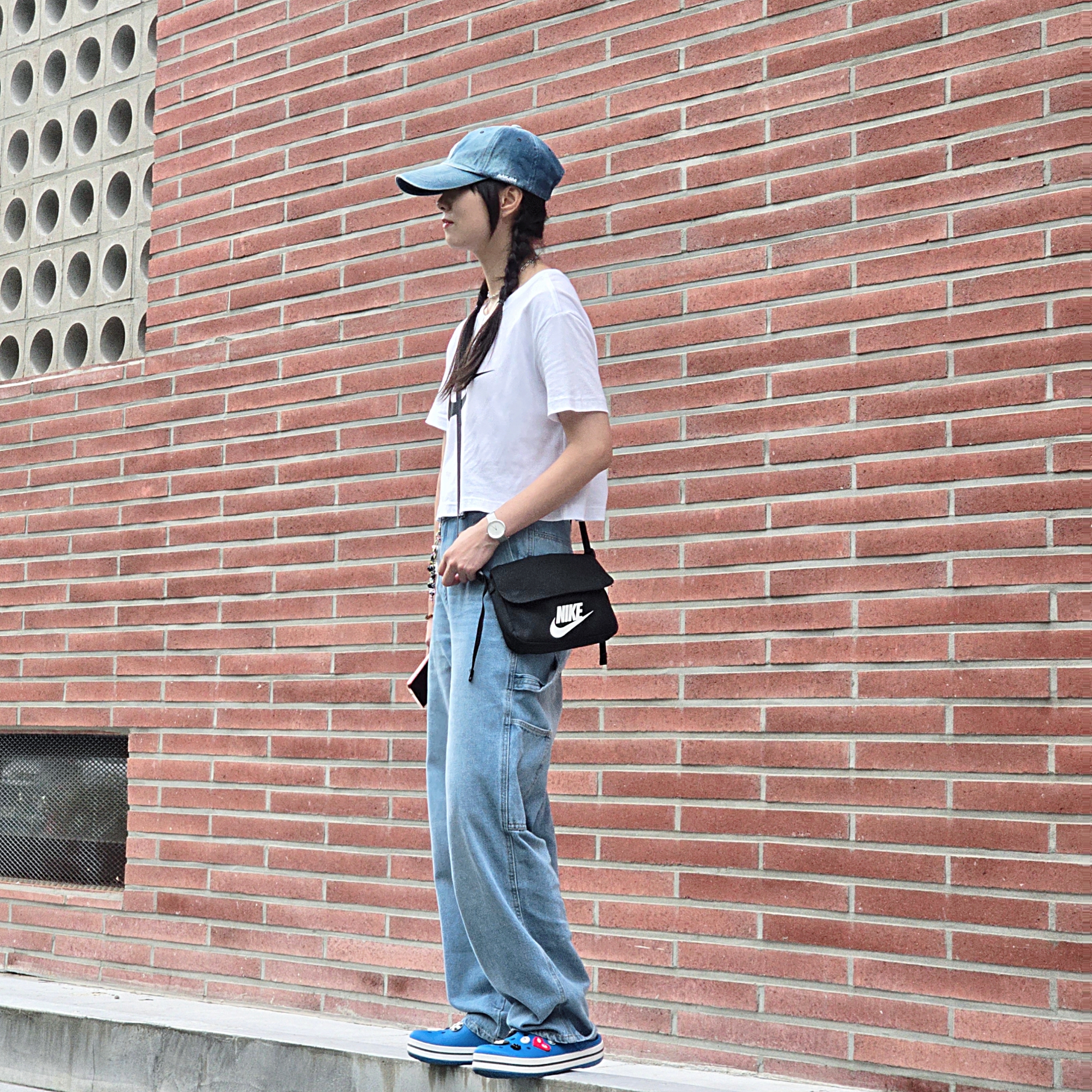 (W) Nike NSW Essential Crop Short Sleeve T-Shirt White - Asia, Nike NSW Futura 365 Crossbody Bag 3L Black 착용 스타일 - 1