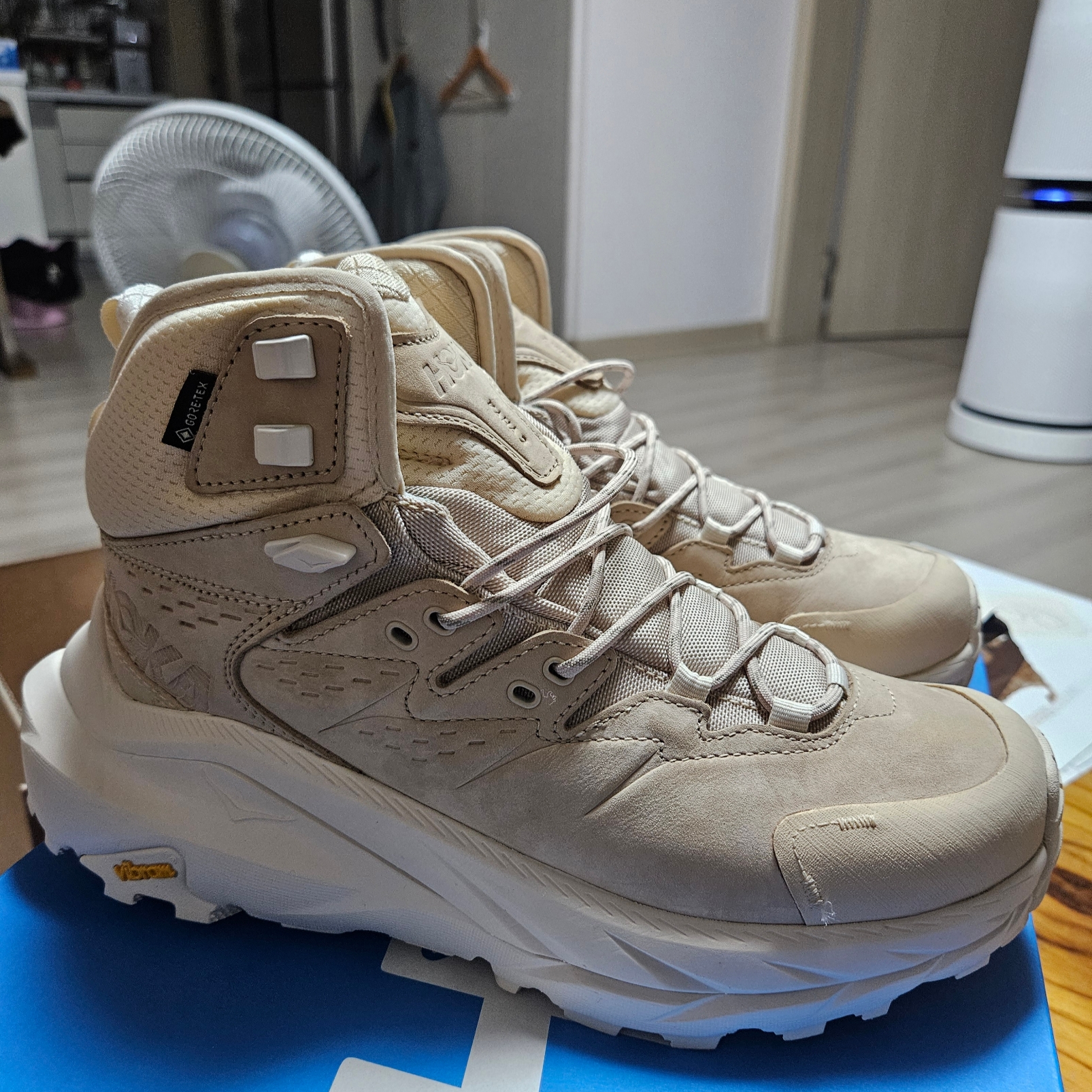 Hoka Kaha 2 Gore-Tex Shifting Sand Eggnog 착용 스타일 - 3