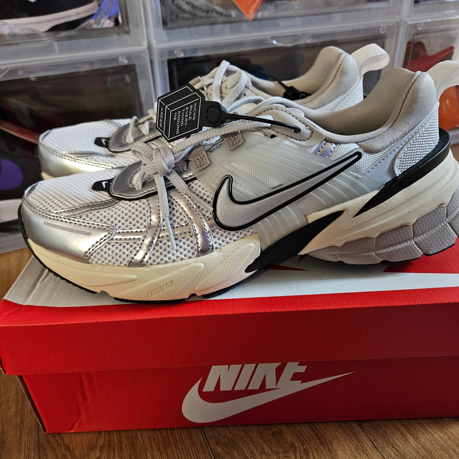 Nike V2K Run Pure Platinum Light Iron Ore 착용 스타일 - 2