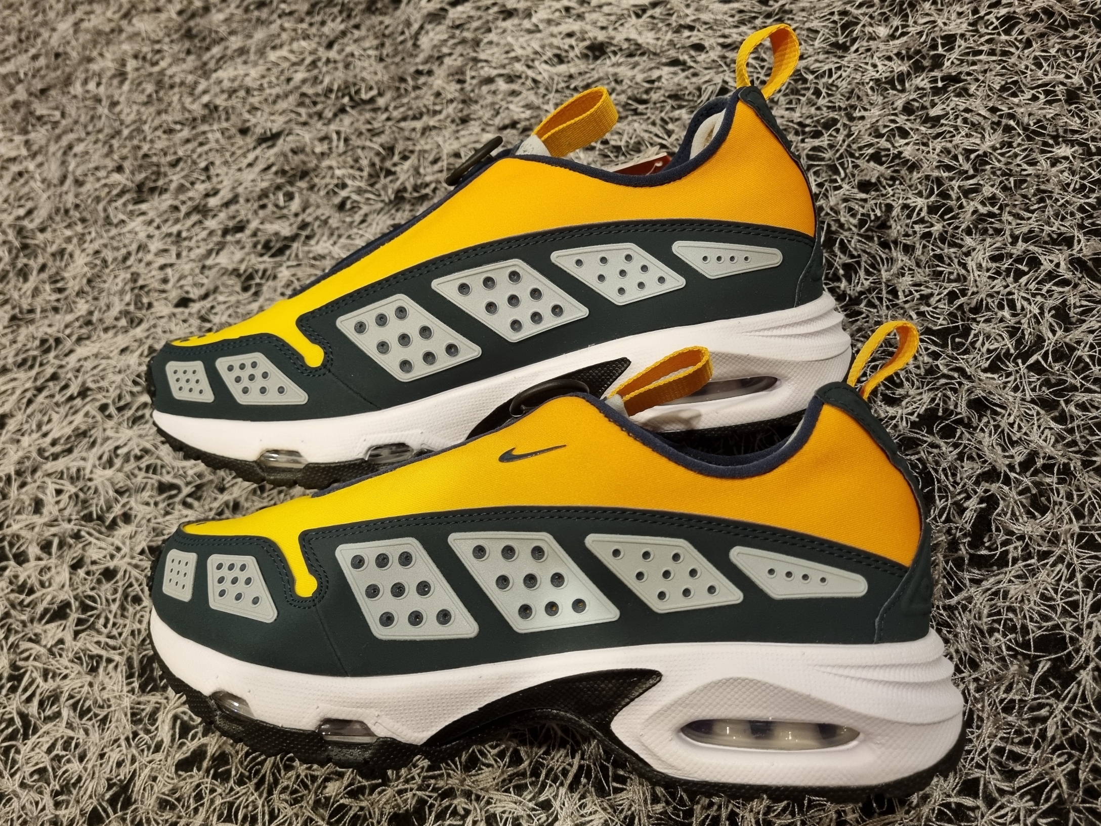 (W) Nike Air Max SNDR Canyon Gold and Deep Ocean 착용 스타일 - 3