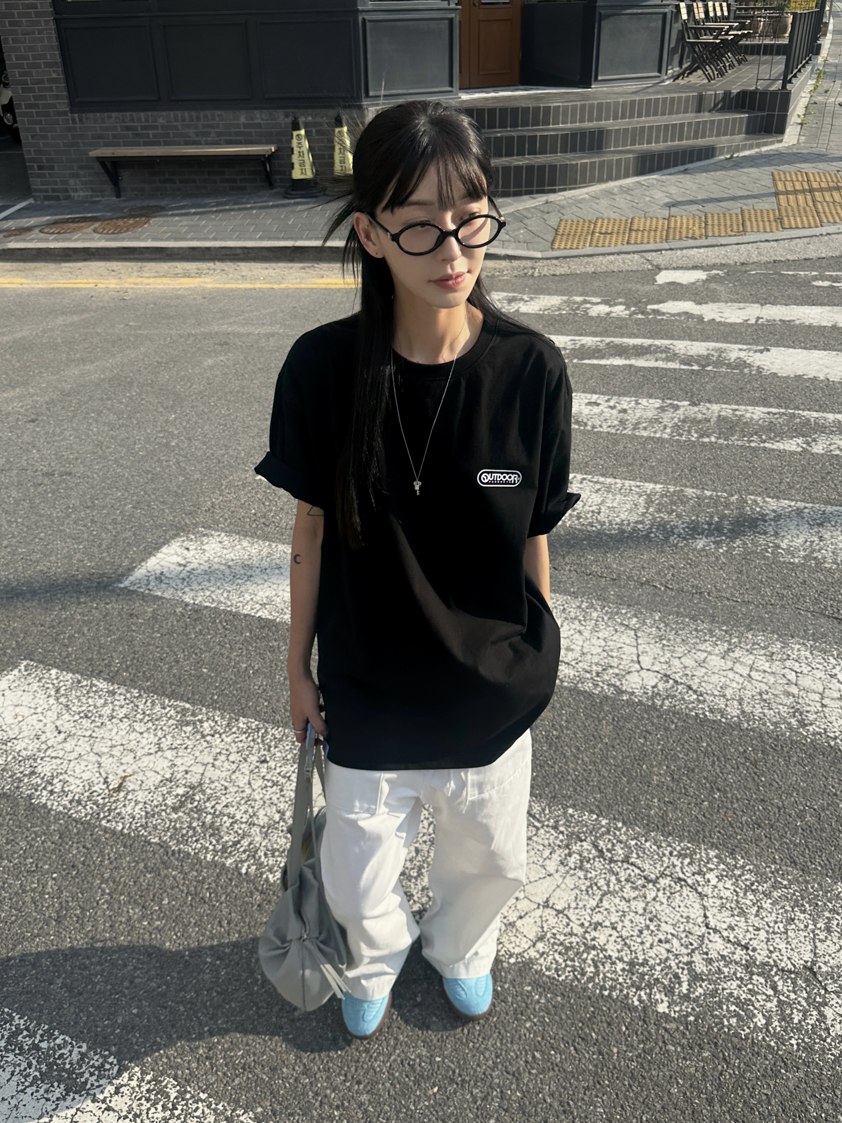 Adidas x NTS Radio Samba Millennium Cloud White Gum, [예약배송] Heeari Aurora Shirring Bag Black 착용 스타일 - 4