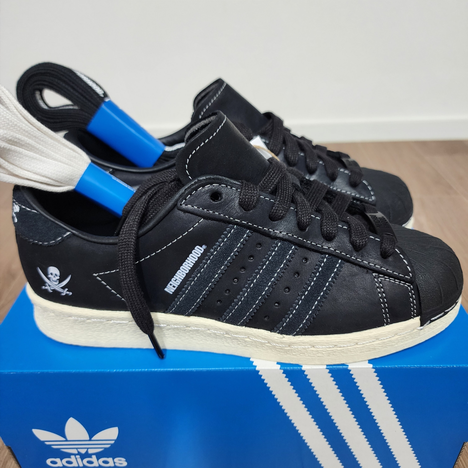 Adidas x Neighborhood Superstar N 2005 Core Black Cloud White 착용 스타일 - 2