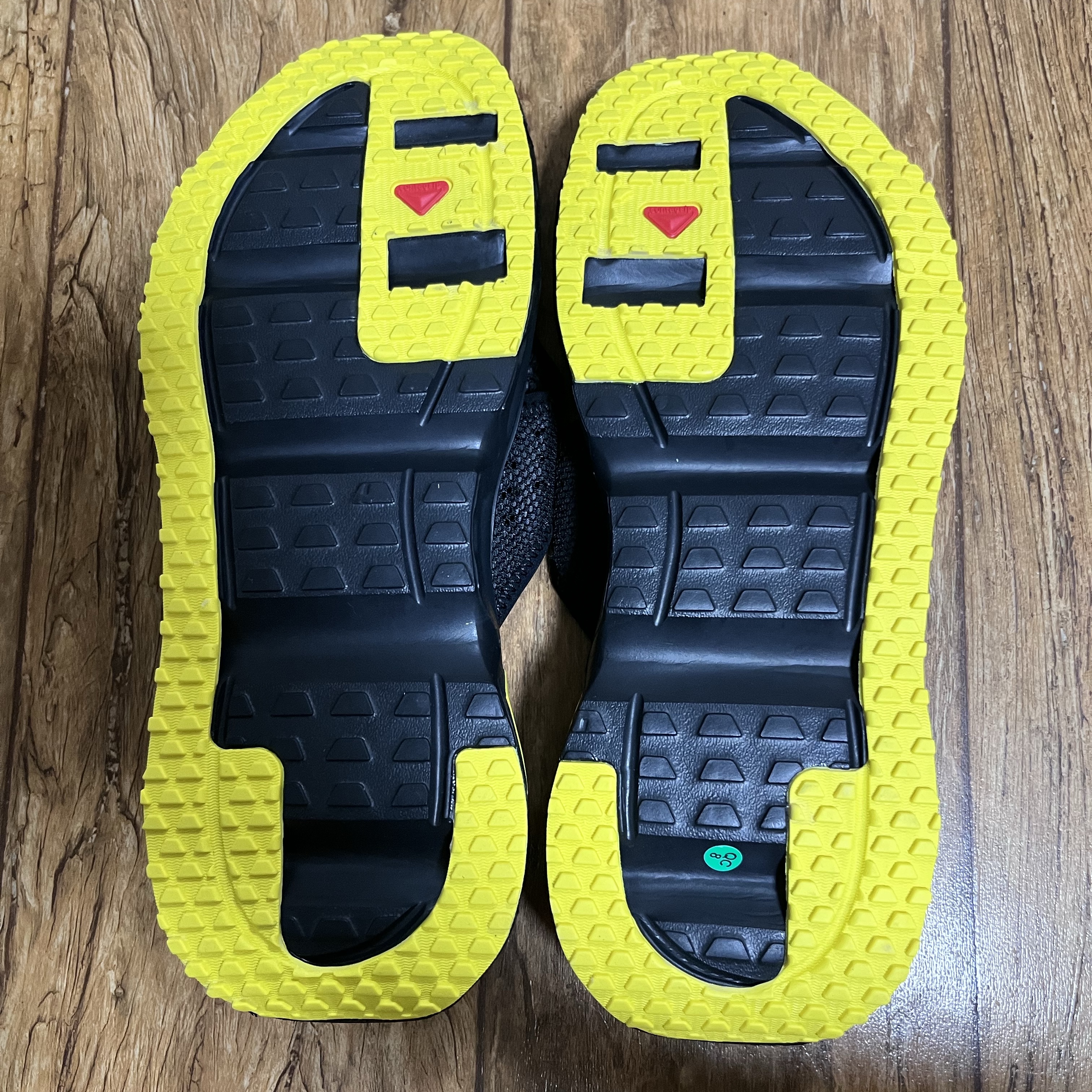 Salomon Reelax Break 6.0 Black Buttercup 착용 스타일 - 2