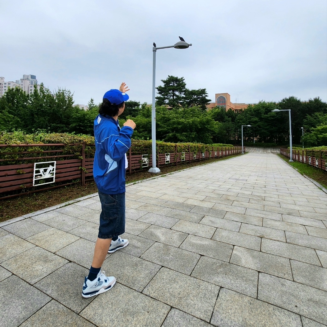 Jordan Essential Warm Up Jacket True Blue - Asia, Puma x AMI Low Curve Cap Dazzling Blue 착용 스타일