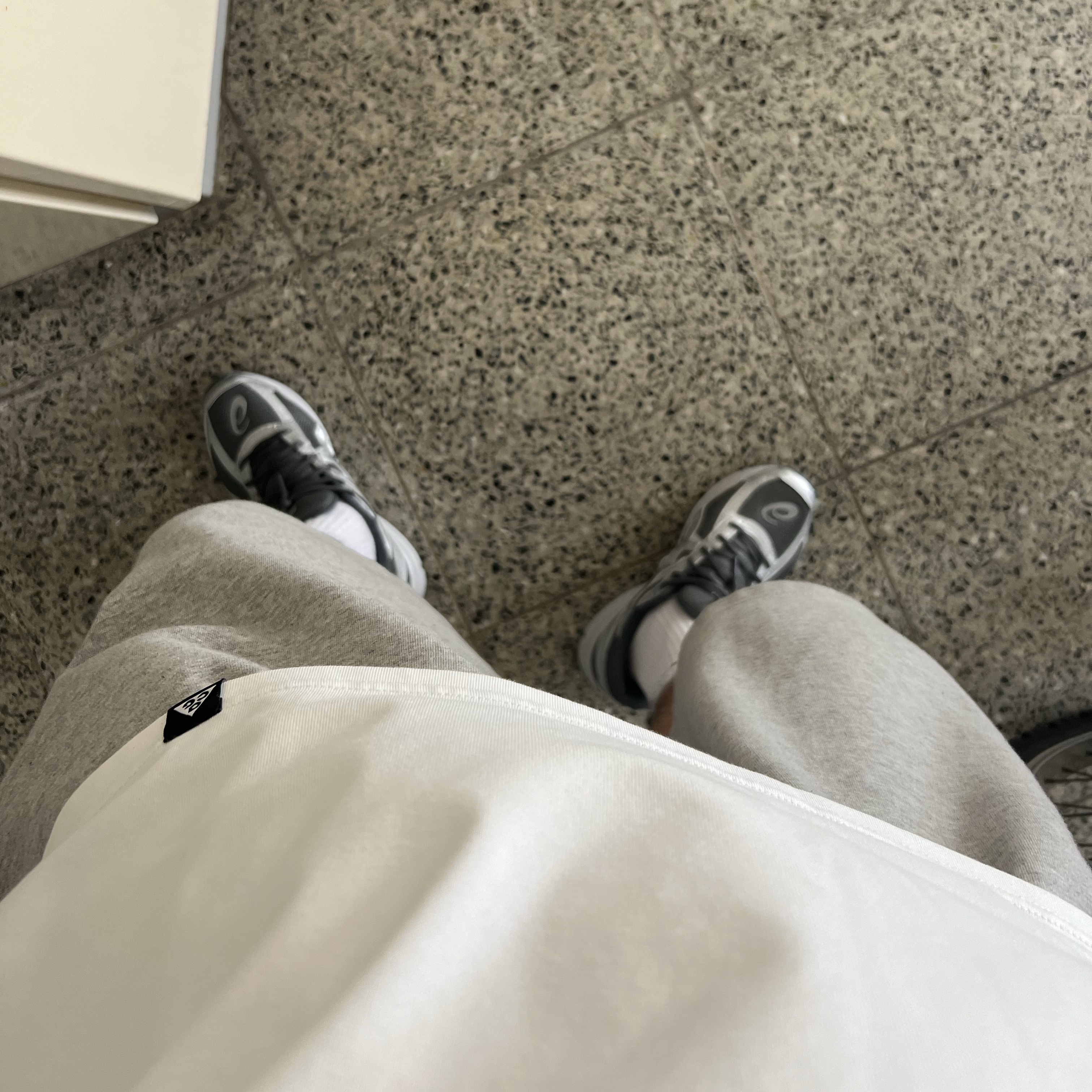 Asics Jog 100 S SMU Sheet Rock Pure Silver - 2E Wide 착용 스타일
